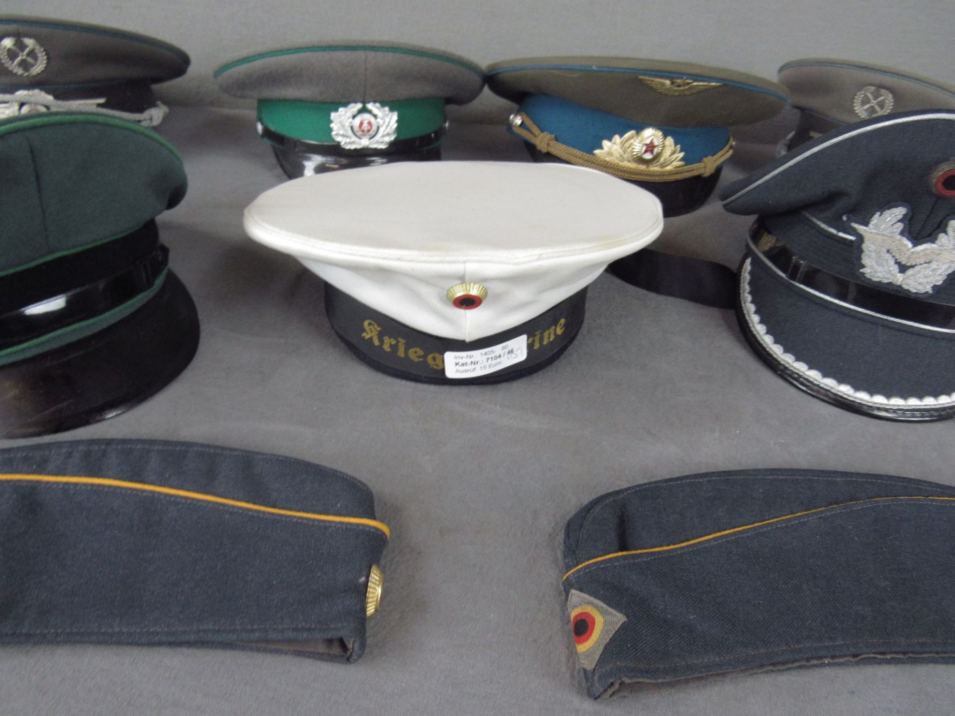 Konvolut militärische Kopfbedeckungen 9 Stück Deutsch und anderes - Bild 2 aus 5