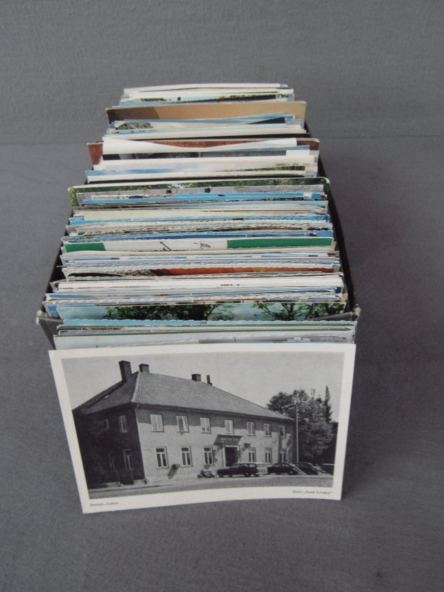 Schuhkarton mit ca. 750 meist modernen Postkarten