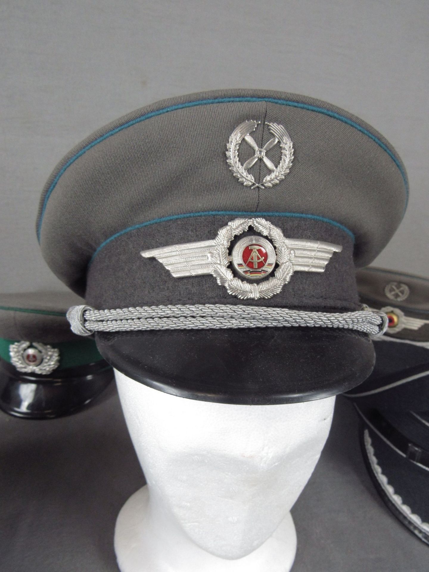 Konvolut militärische Kopfbedeckungen 9 Stück Deutsch und anderes - Bild 5 aus 5
