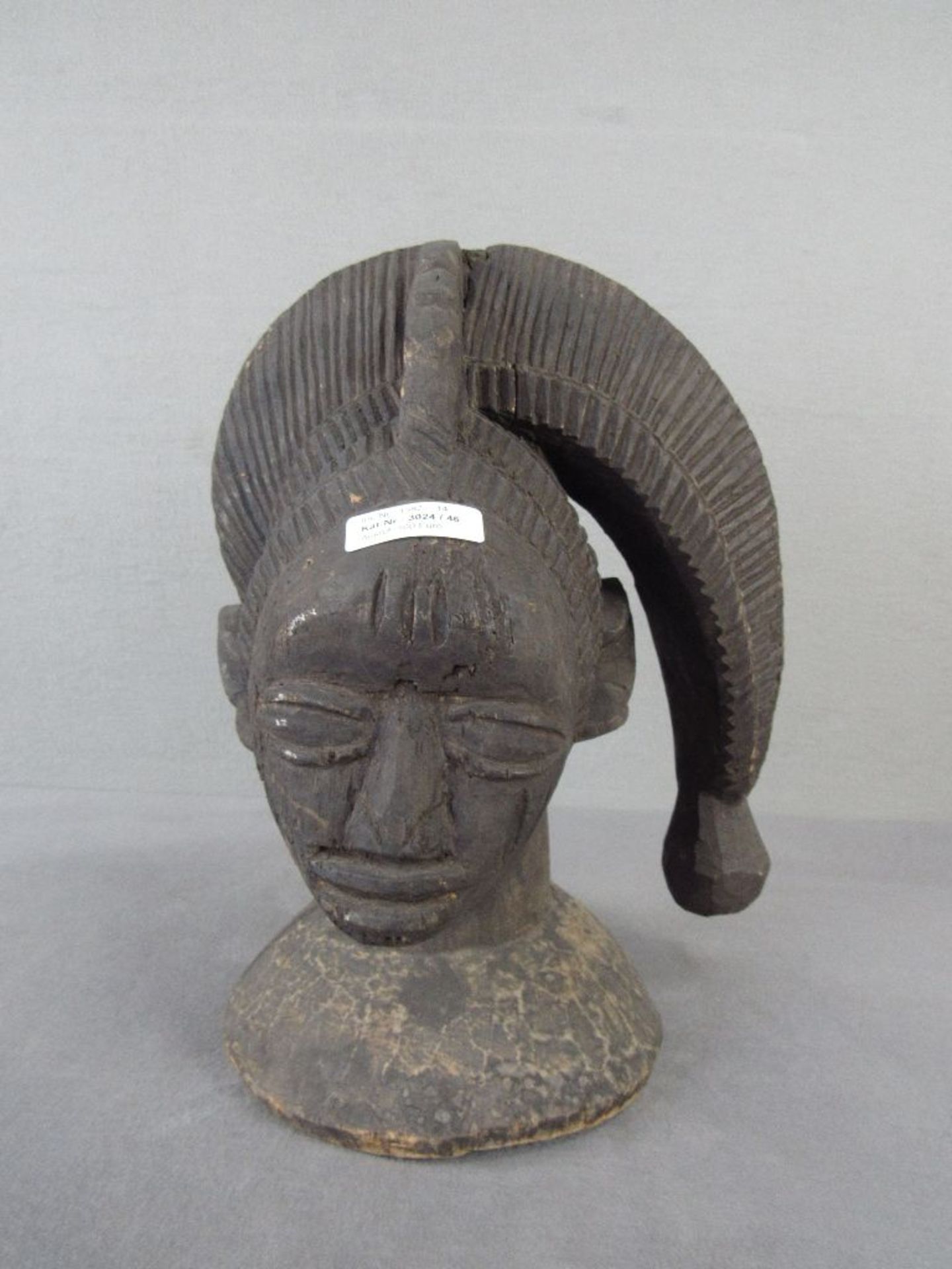 Zwei afrikanische Torwächter Skulpturen Nigeria geschätzt um 1930 30cm hoch
