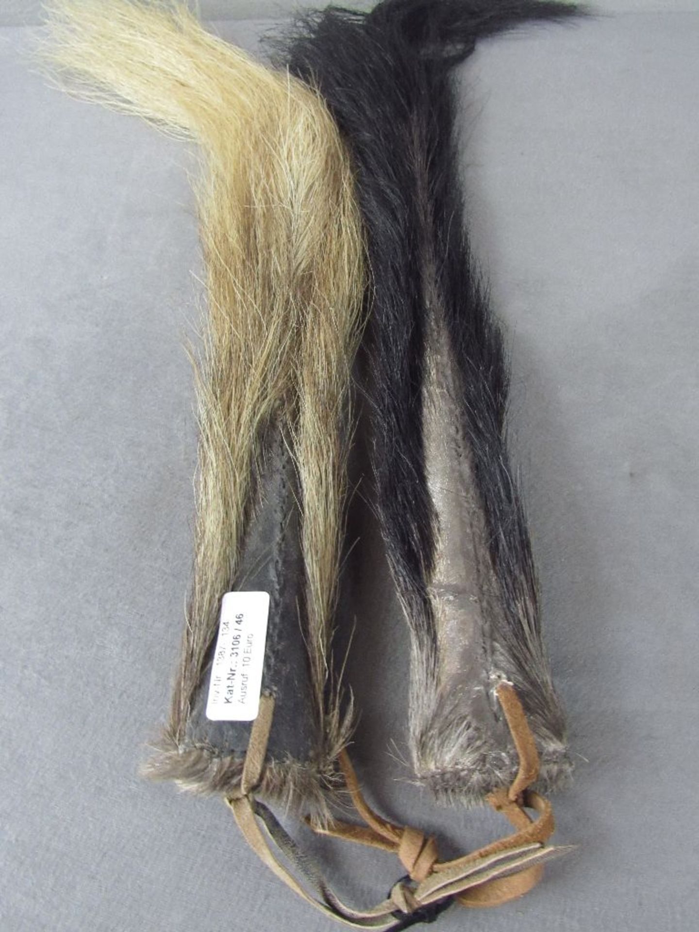 Zwei Peitschen aus Schweif afrikanisch Länge:75cm - Image 4 of 4