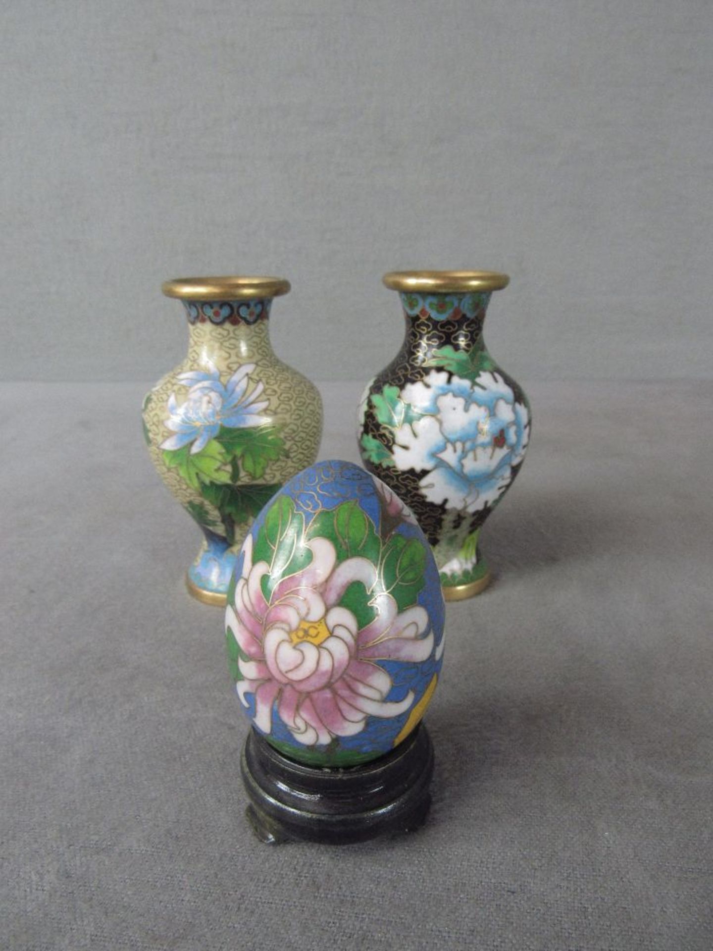 Drei Cloisonneteile 2x Vase 1x Ei 7,5-10cm