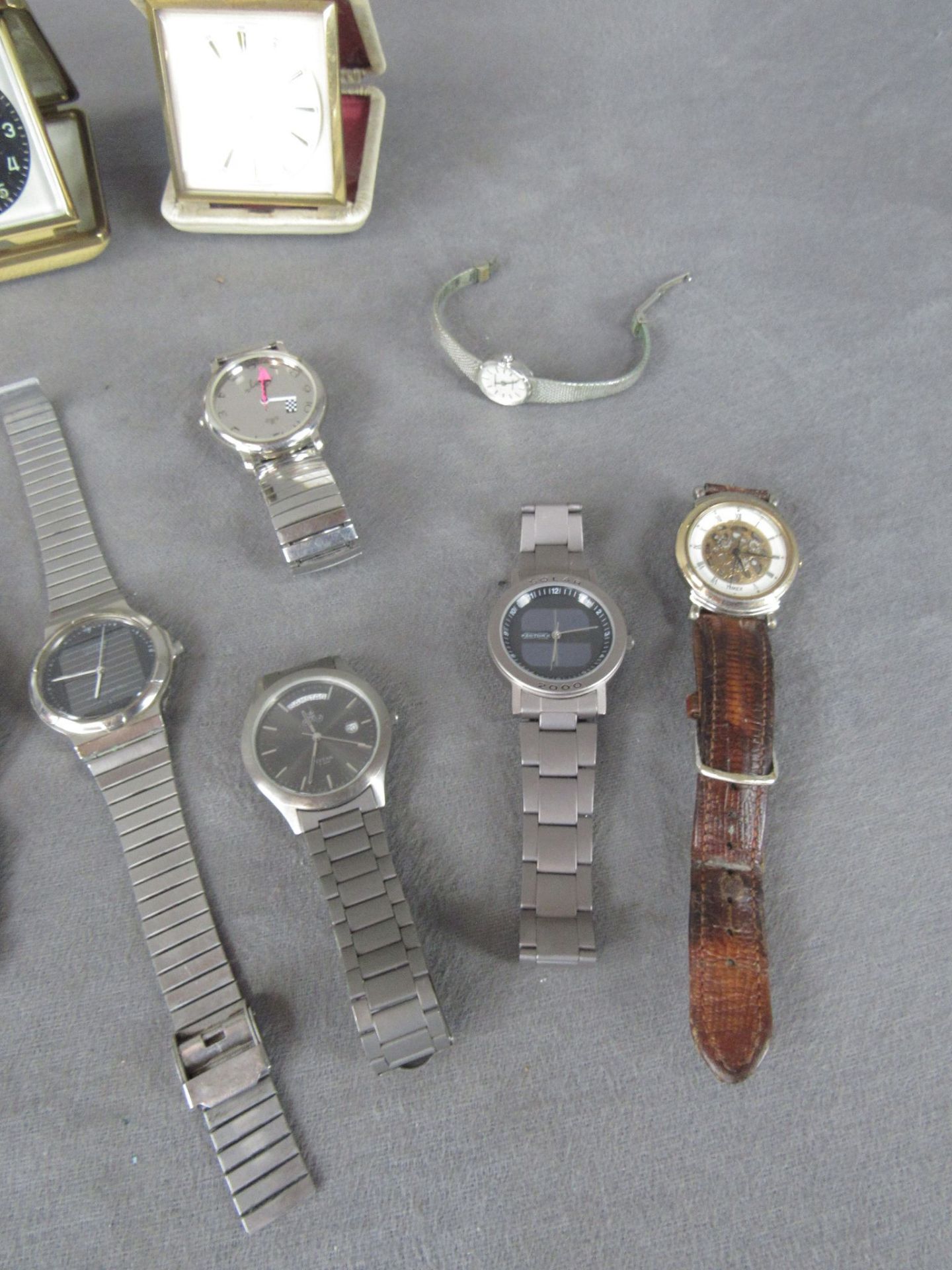 Konvolut Uhren Armbanduhren Tischwecker und anderes unsortiert und ungeprüft - Bild 4 aus 4