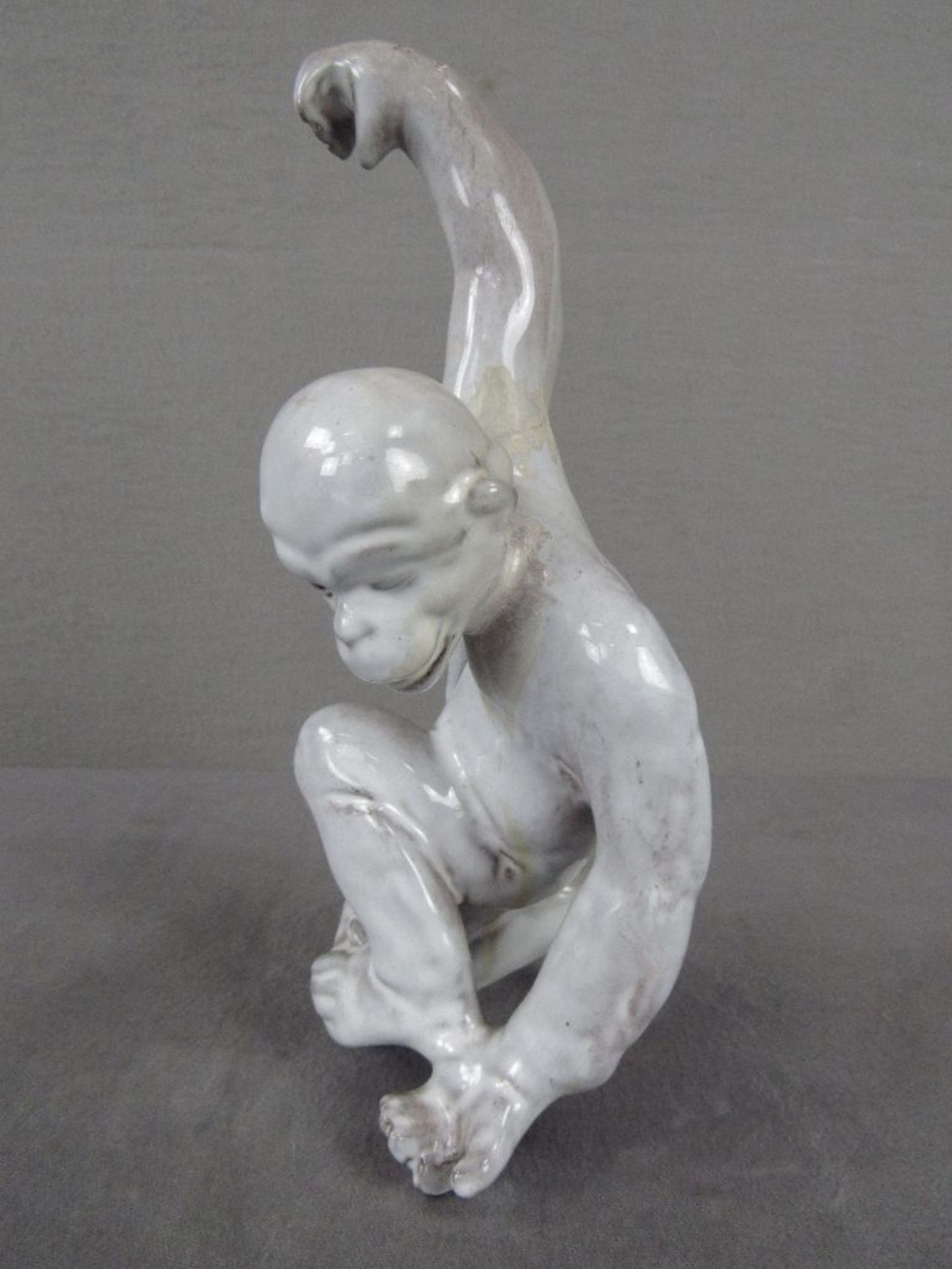 Keramikfigur Affe mit Klebespuren Höhe:27cm - Image 2 of 7