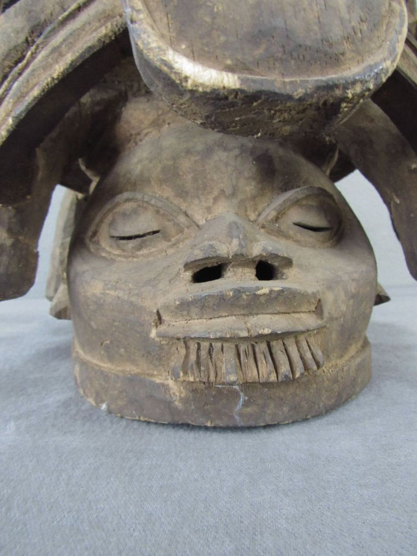 Afrikanische Maske vermutlich aus dem Kongo 1920-1950 guter Zustand mit zwei kleinen Bruchstellen im - Image 2 of 7