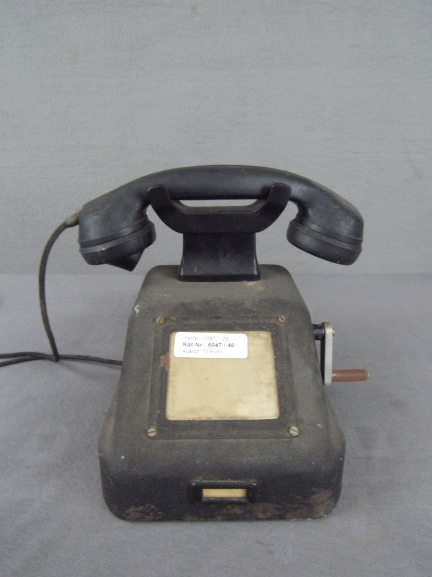Antikes Telefon mit Kurbel und Mithörmikrofon