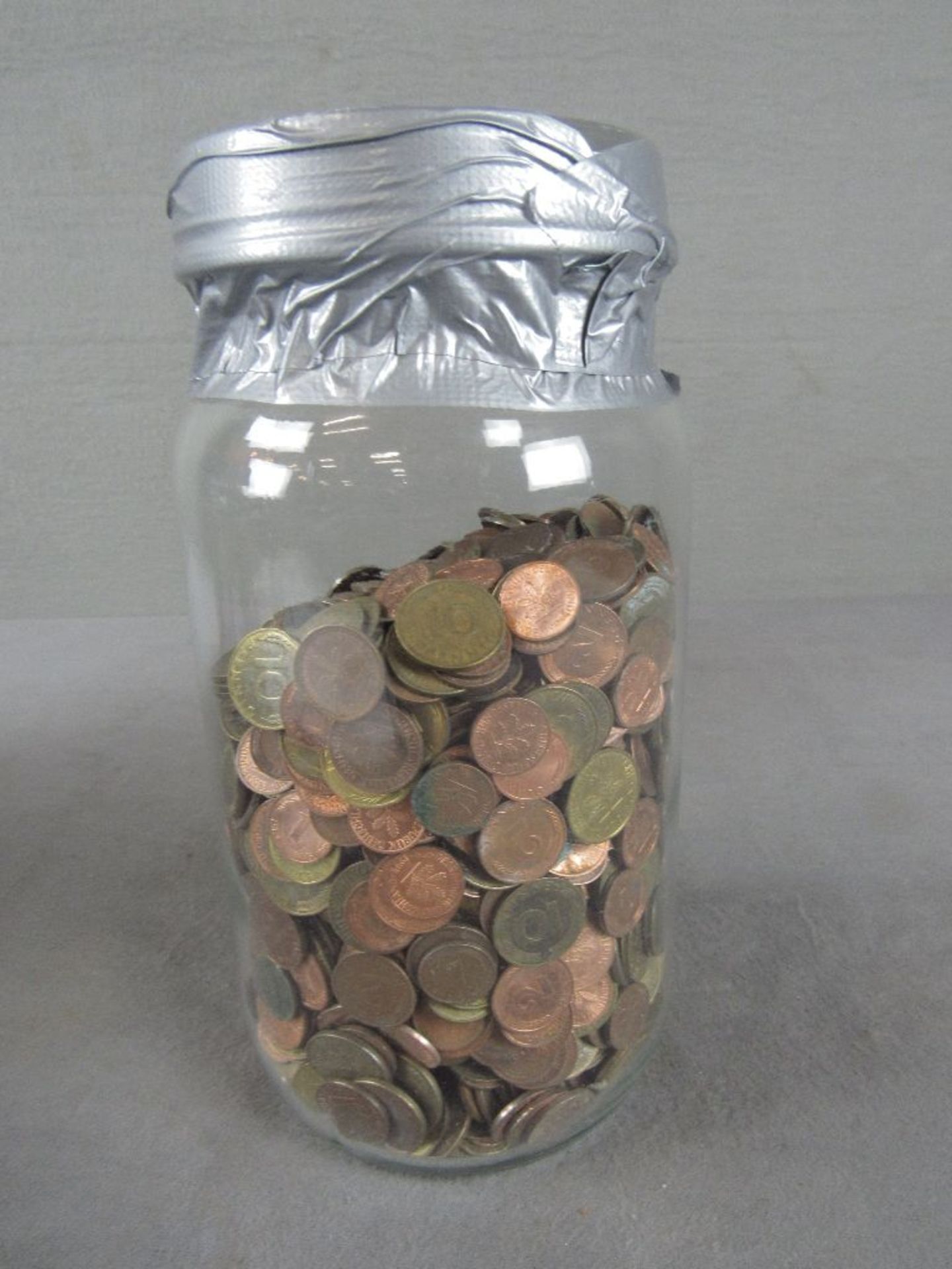 Prall gefülltes Glas mit Münzen