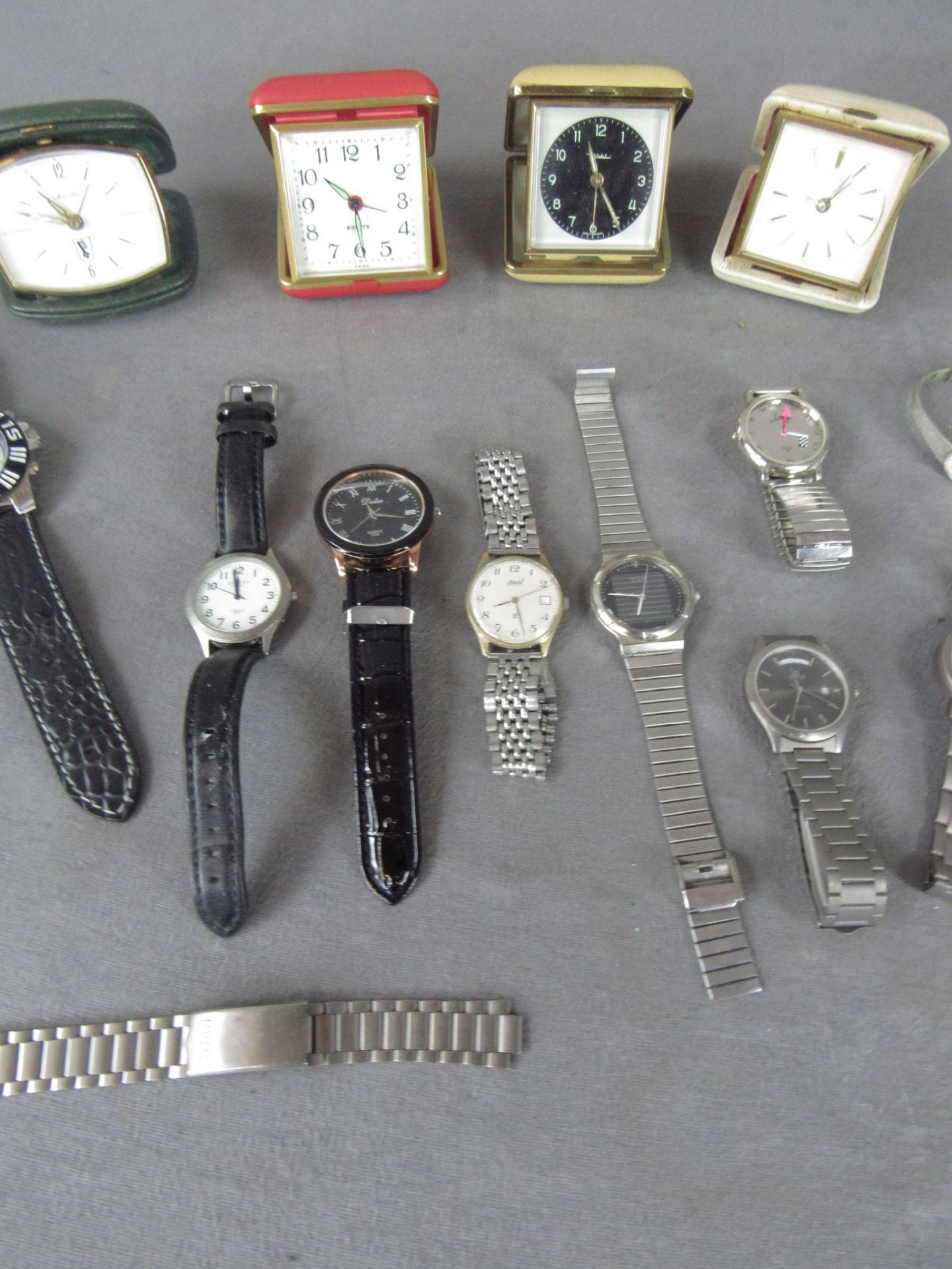 Konvolut Uhren Armbanduhren Tischwecker und anderes unsortiert und ungeprüft - Bild 3 aus 4