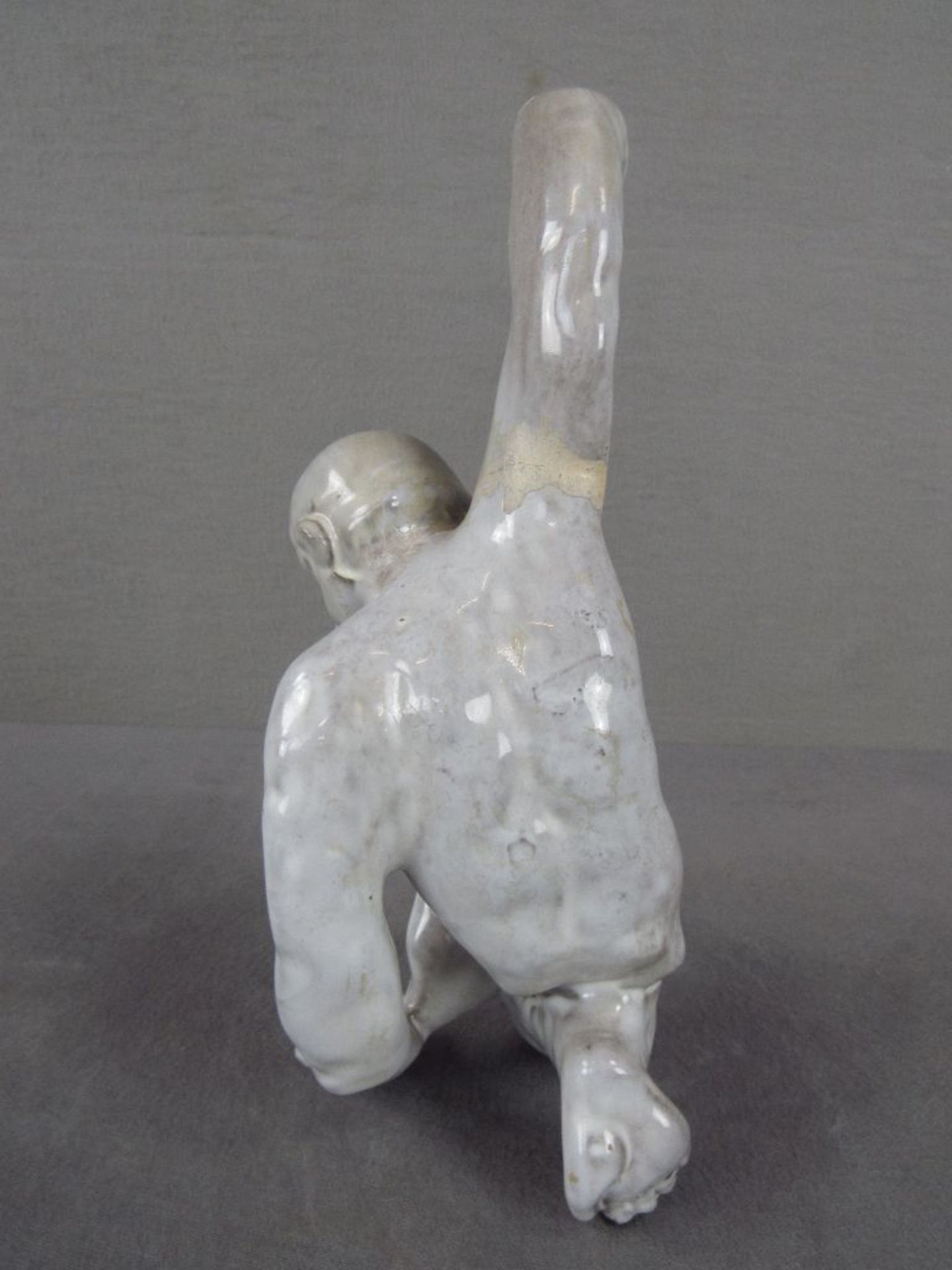 Keramikfigur Affe mit Klebespuren Höhe:27cm - Image 3 of 7