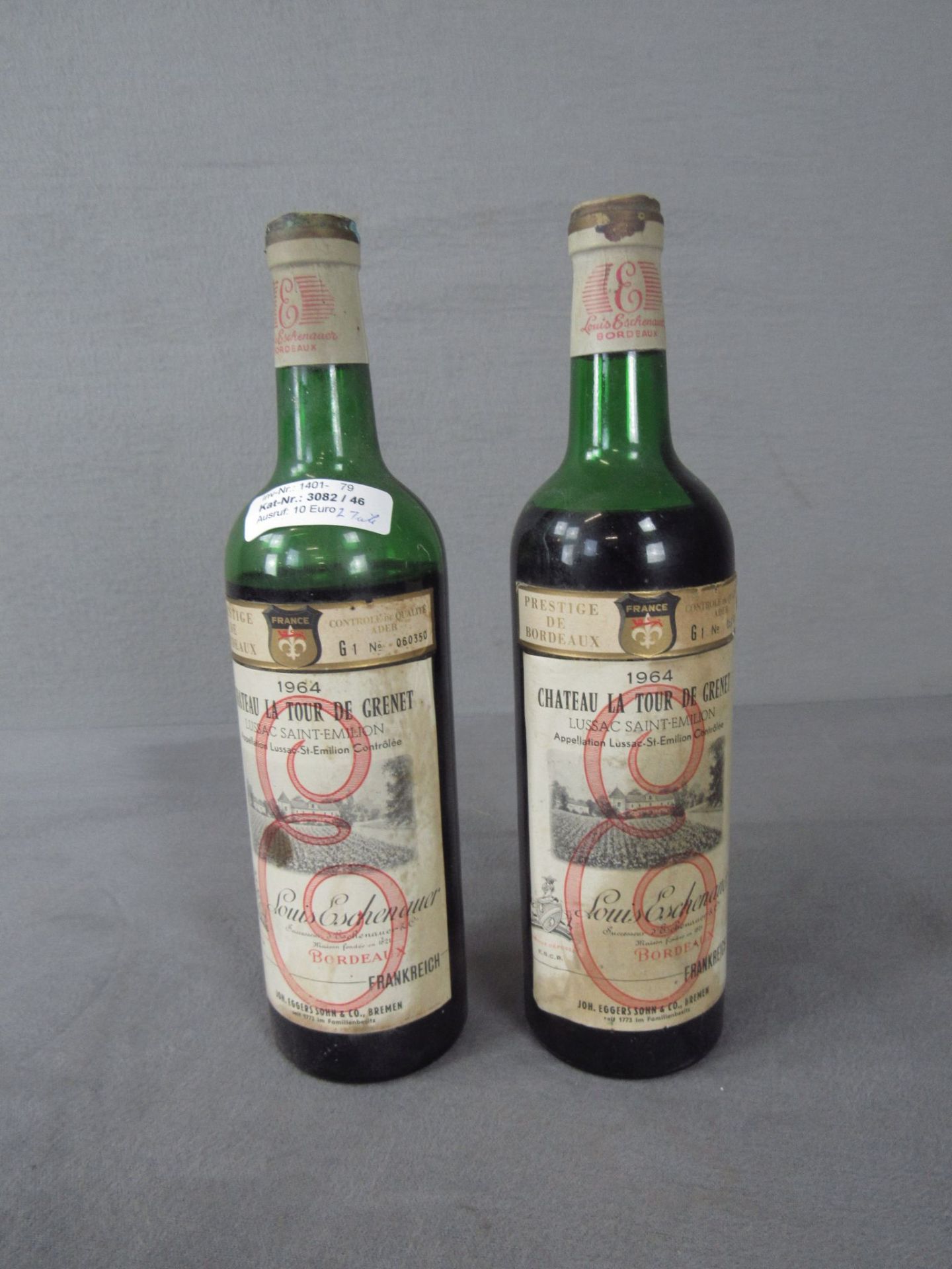 Zwei antike Rotweinflaschen