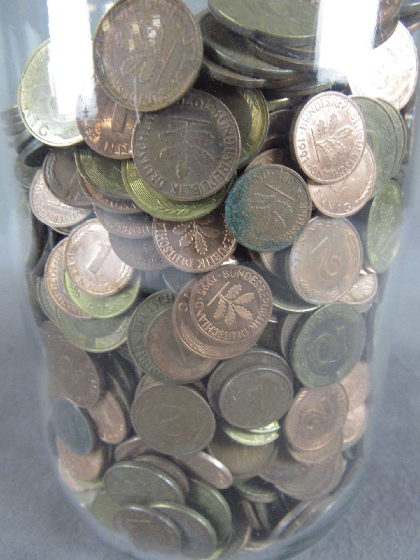 Prall gefülltes Glas mit Münzen - Bild 2 aus 2