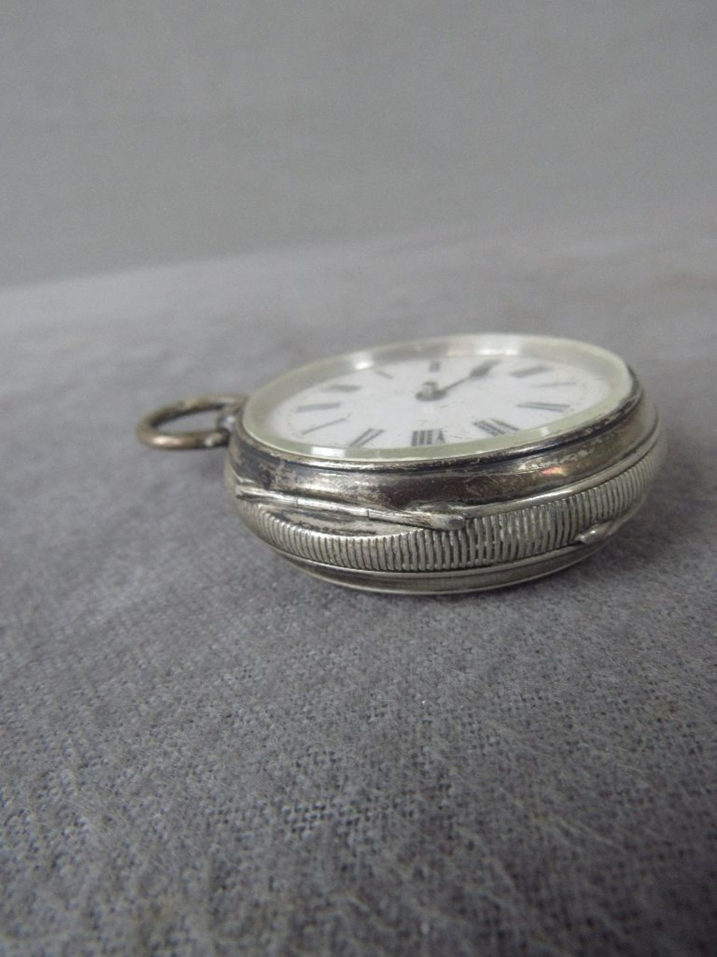 Große Taschenuhr England Silber läuft an - Bild 2 aus 5