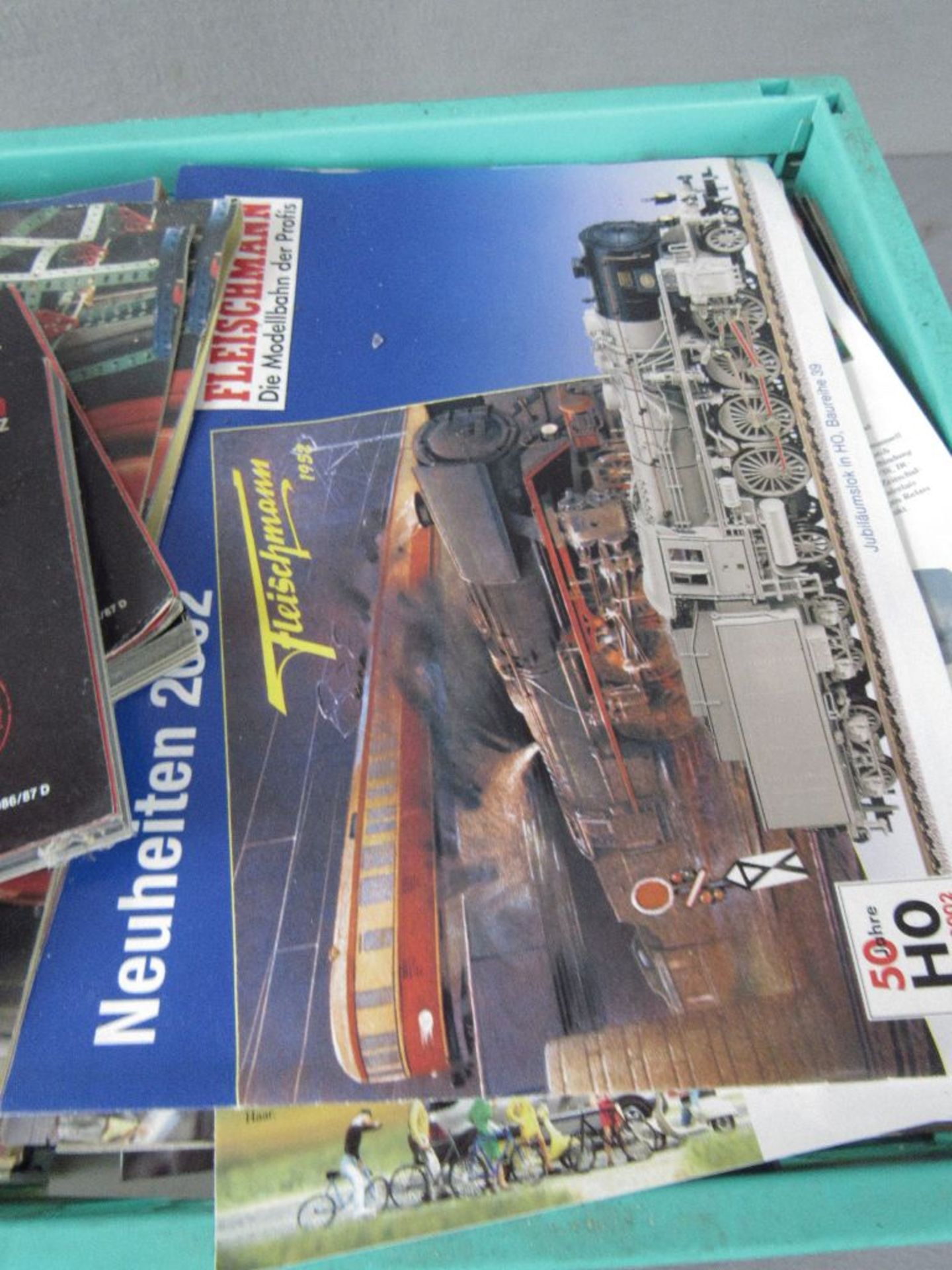 Große Klappbox prall gefüllt mit Katalogen Flyern Eisenbahn und Modellbau - Image 2 of 3