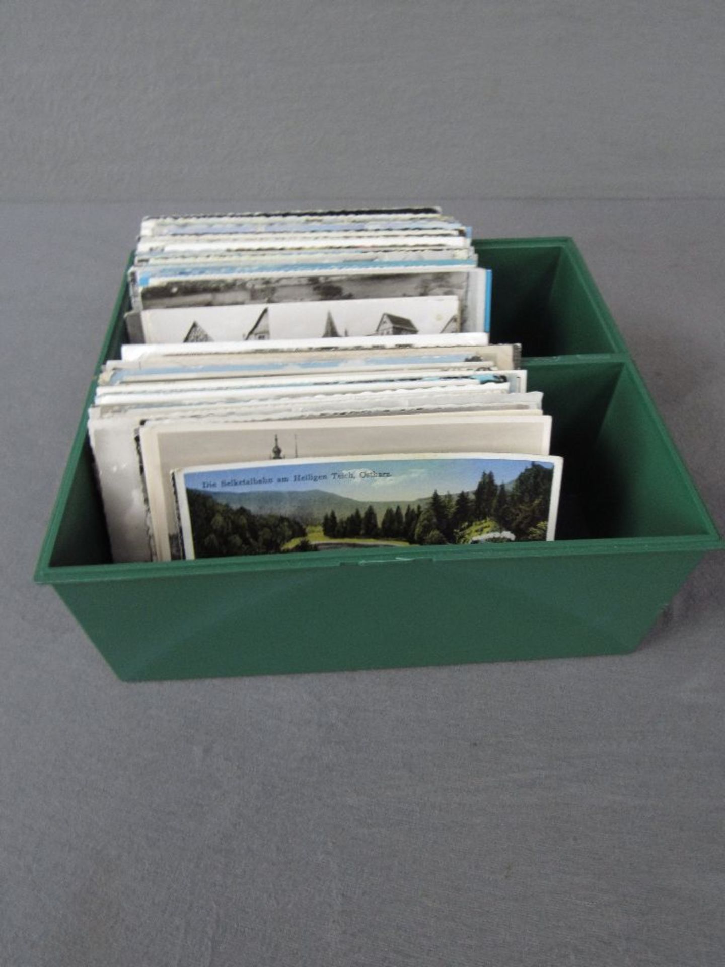 Plastikbox mit ca. 200 Postkarten 50er und 60er Jahre