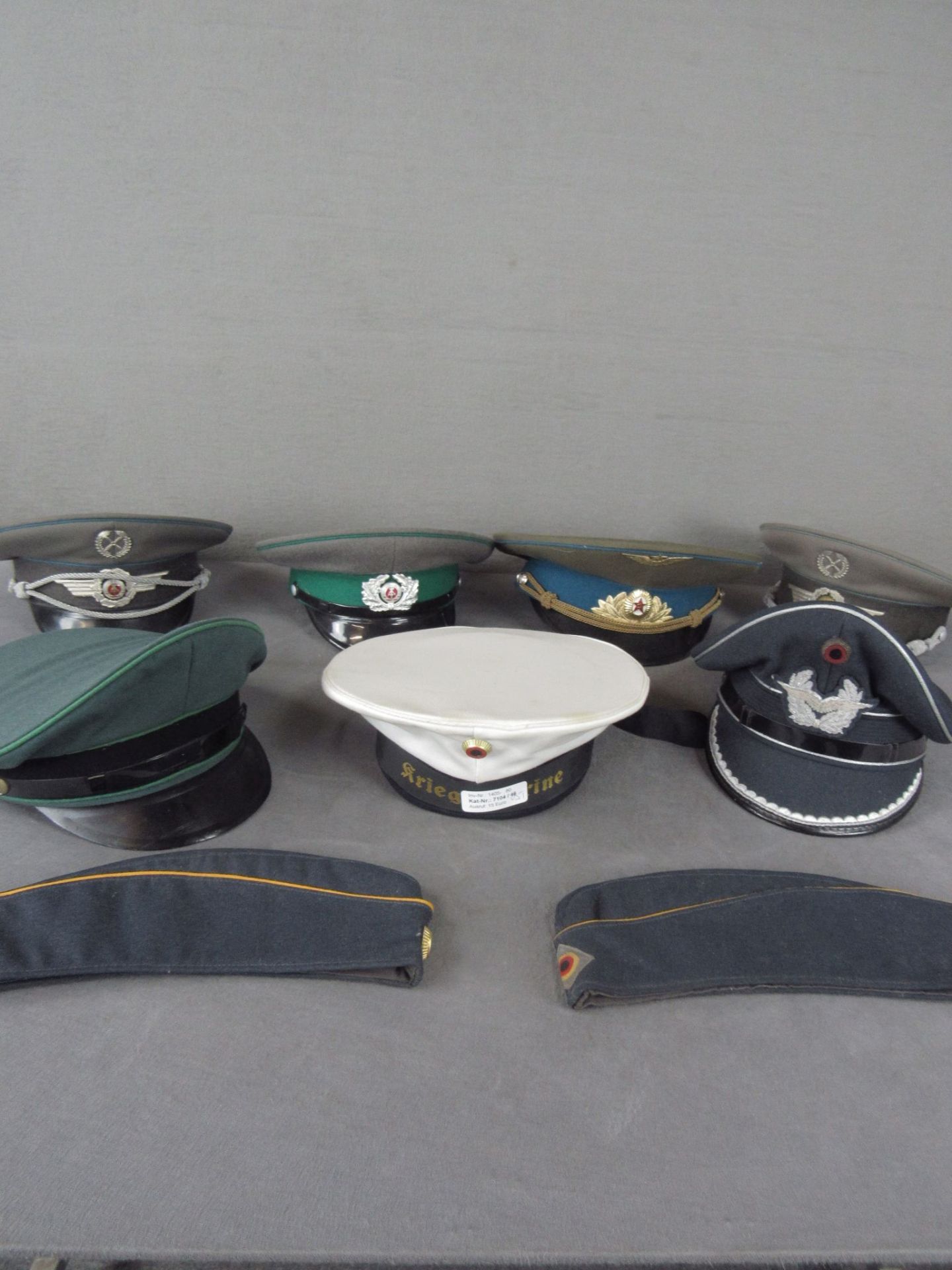 Konvolut militärische Kopfbedeckungen 9 Stück Deutsch und anderes