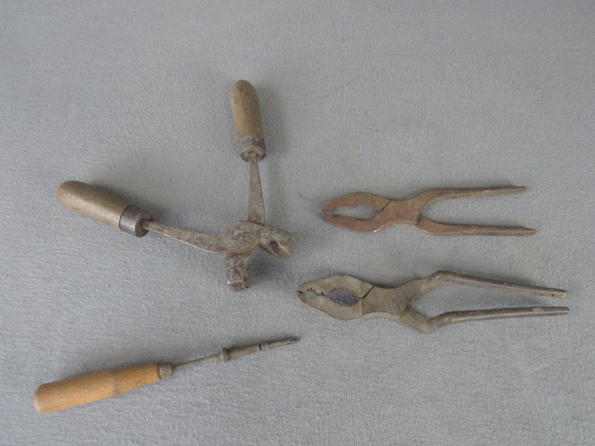 Vier Werkzeuge zur Herstellung von Munition für Vorderlader