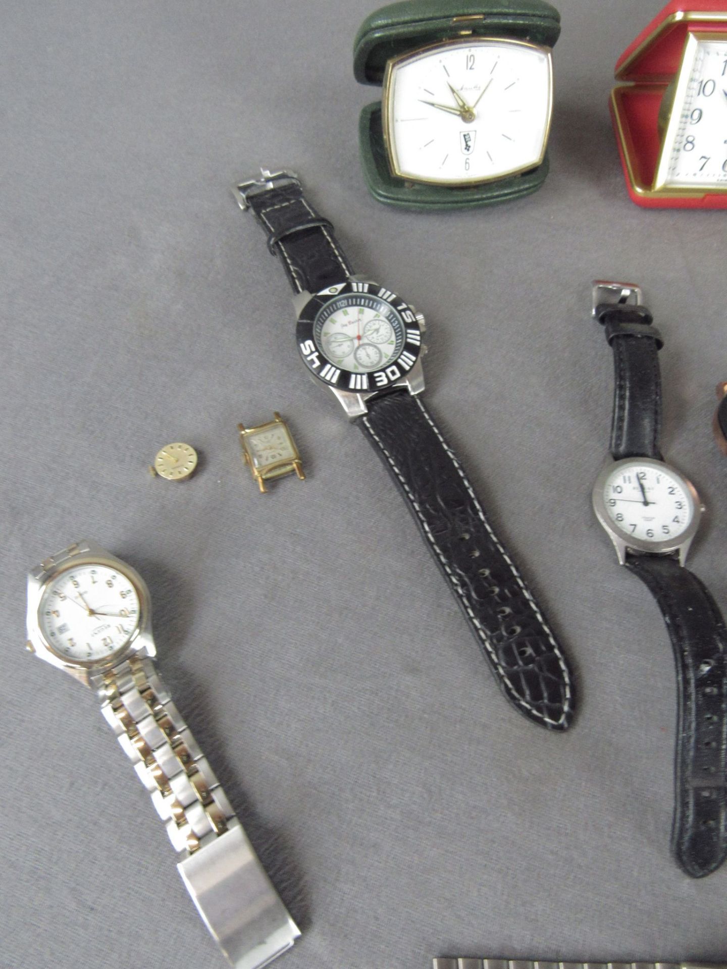 Konvolut Uhren Armbanduhren Tischwecker und anderes unsortiert und ungeprüft - Bild 2 aus 4