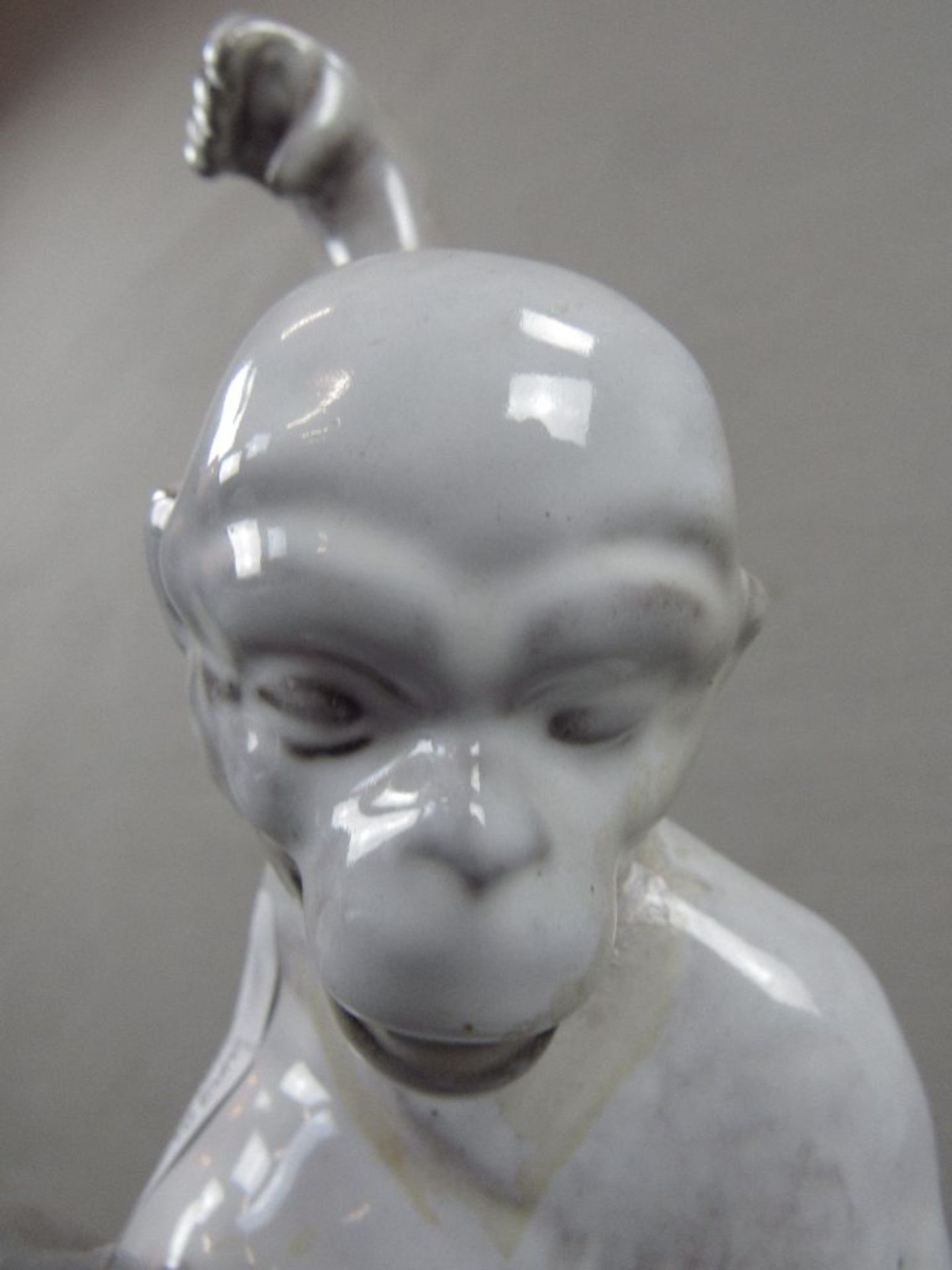 Keramikfigur Affe mit Klebespuren Höhe:27cm - Image 7 of 7