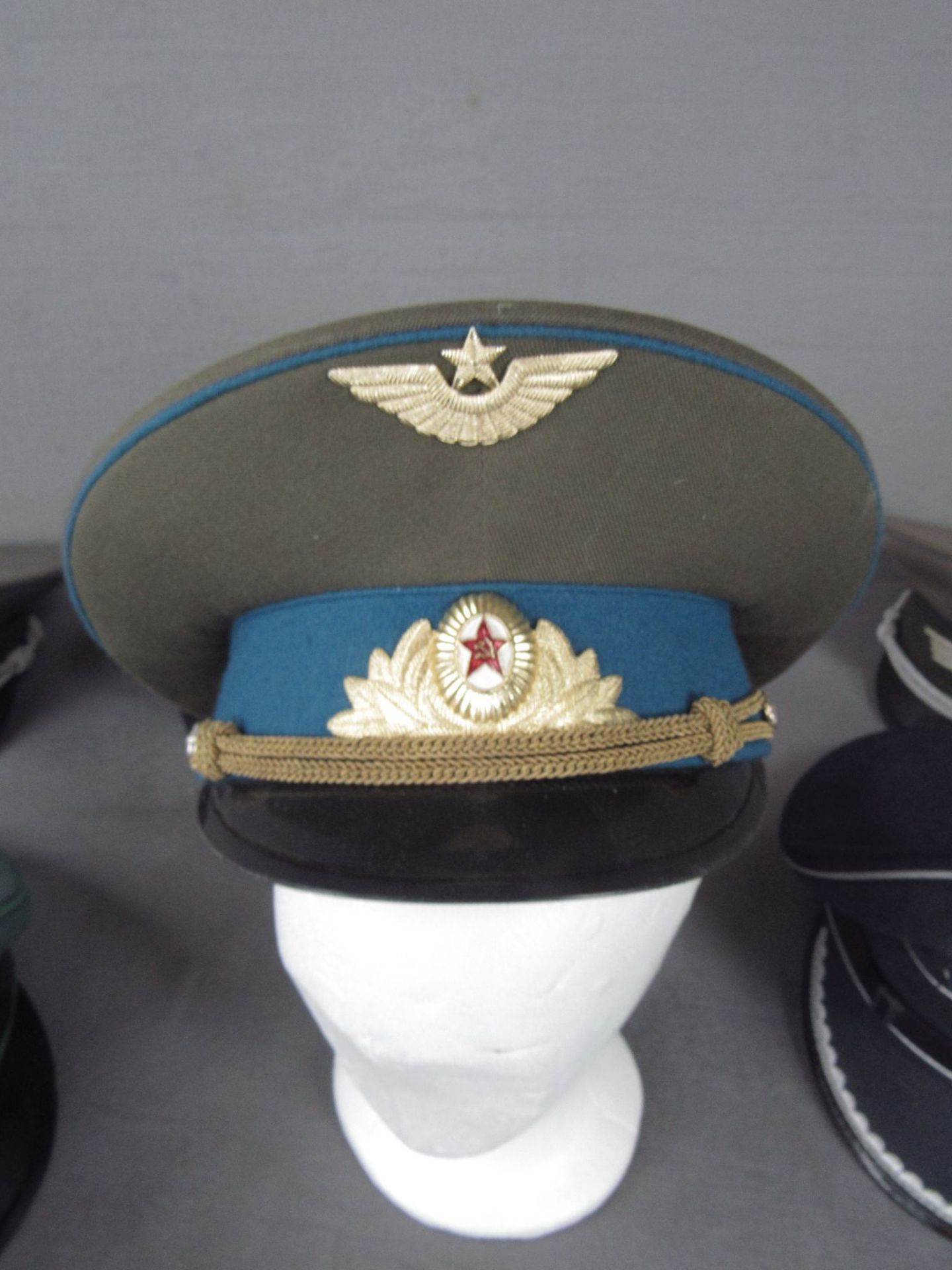 Konvolut militärische Kopfbedeckungen 9 Stück Deutsch und anderes - Bild 3 aus 5