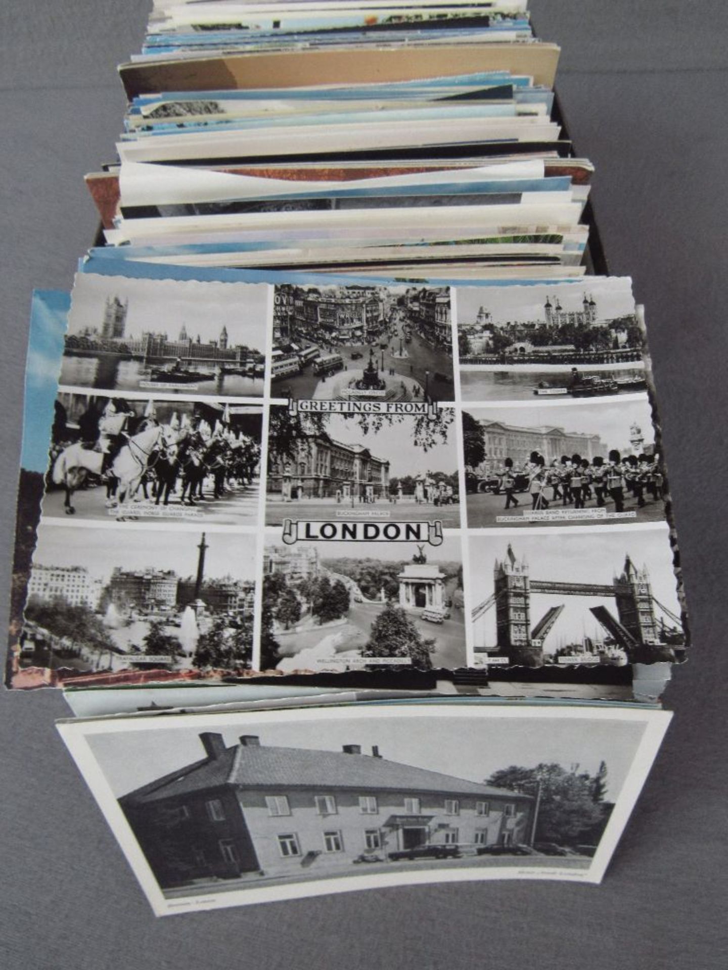 Schuhkarton mit ca. 750 meist modernen Postkarten - Bild 2 aus 2