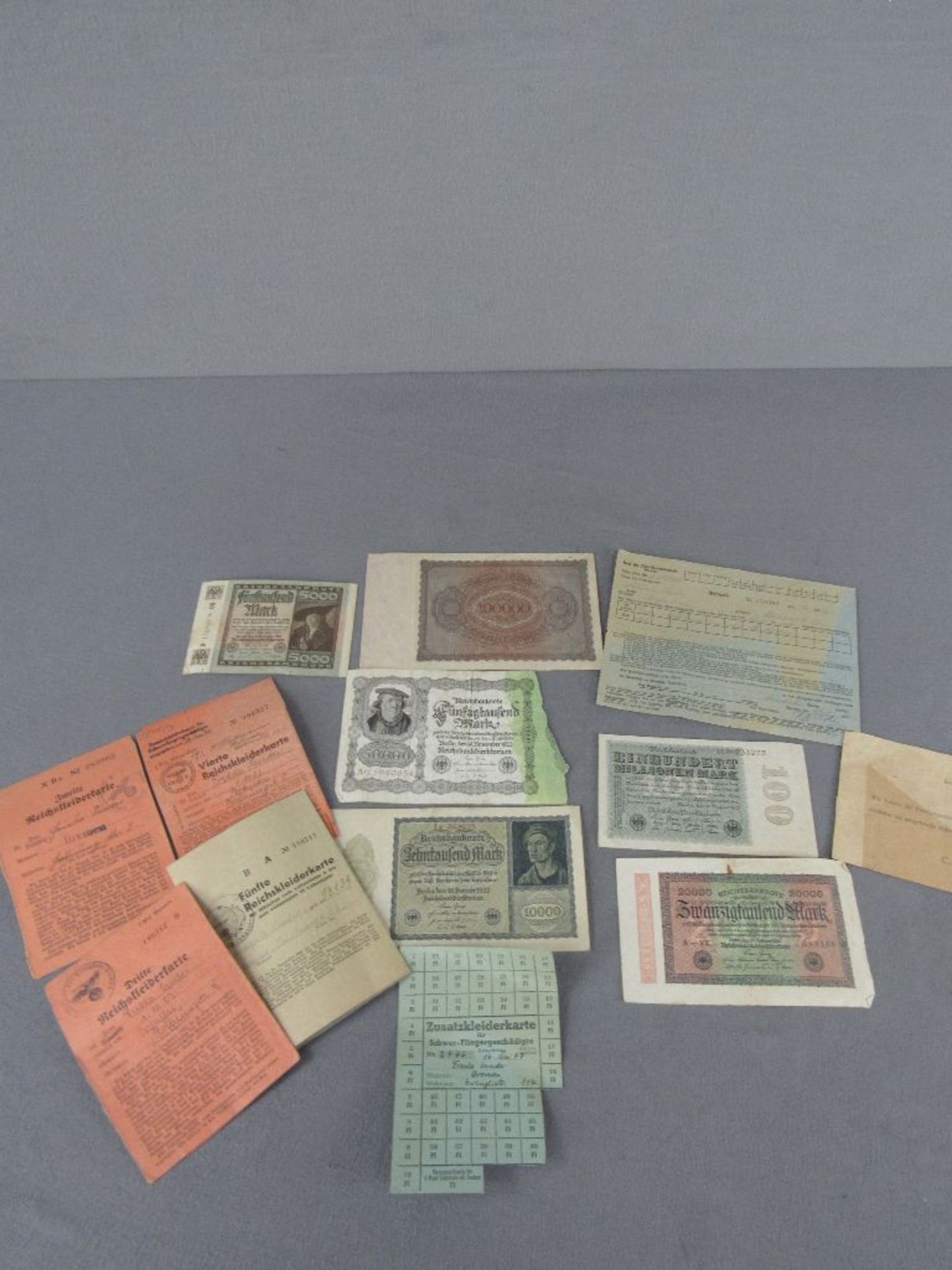 Konvolut Banknoten Reichsmark und Kleider sowie andere Dokumente