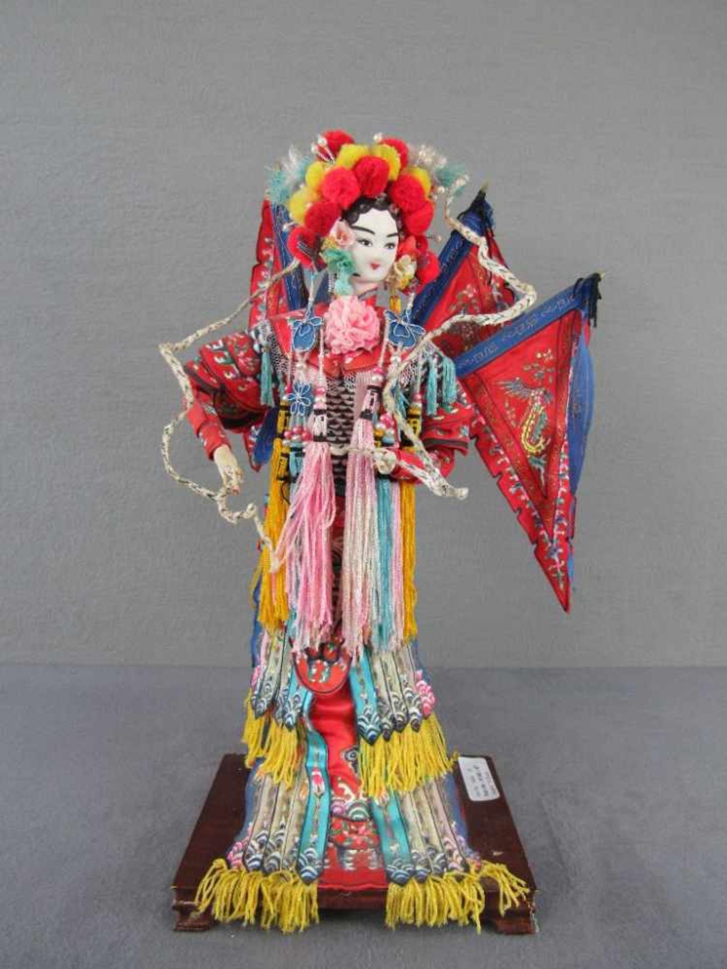 Japanische Hochzeitsfigur farbenfroh auf Holzsockel 43cm hoch