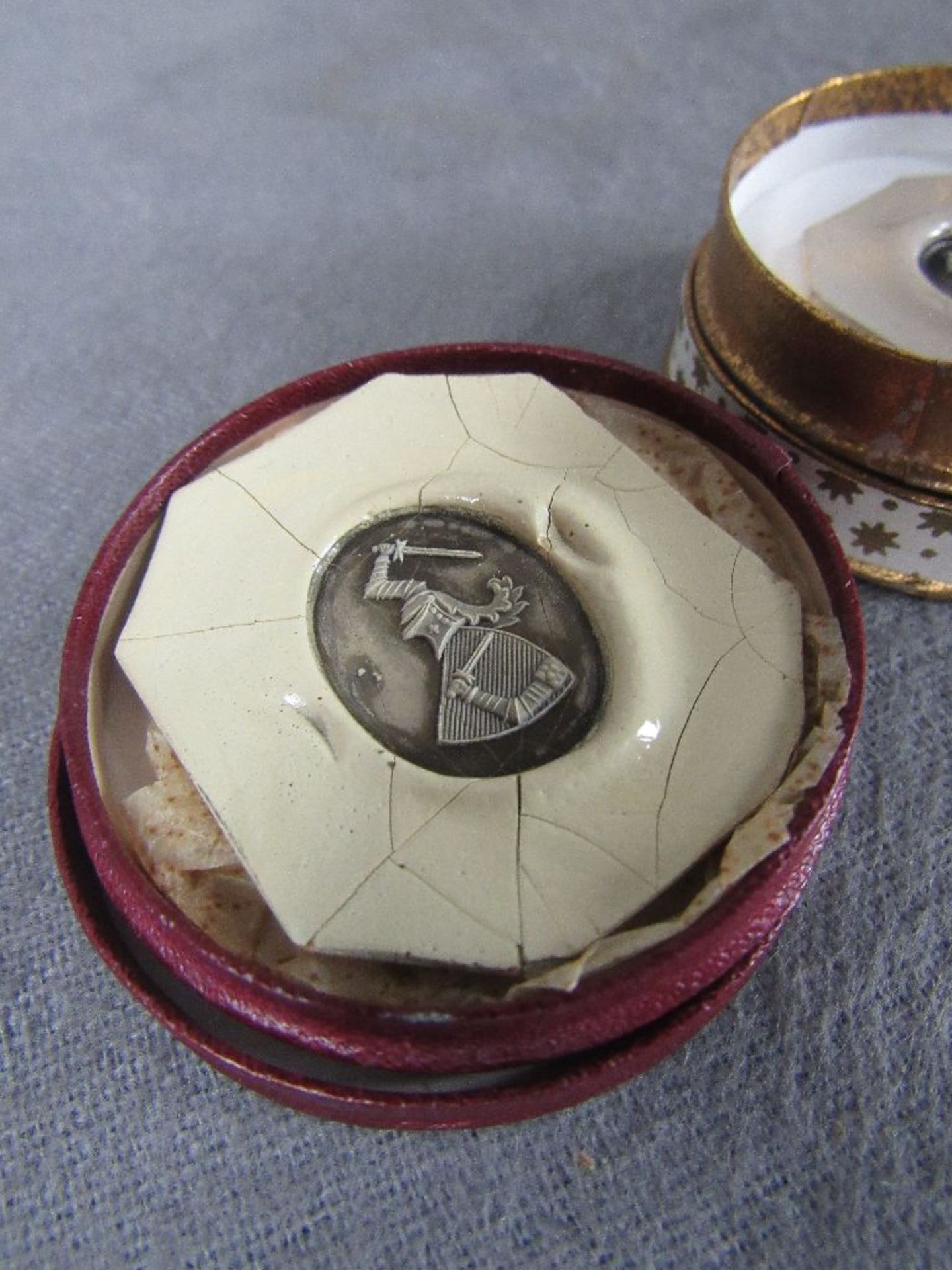 Zwei Miniaturen in Schatulle Darstellung schlagender Ritter Wappen Durchmesser Schatulle 4,5cm + - Bild 2 aus 4