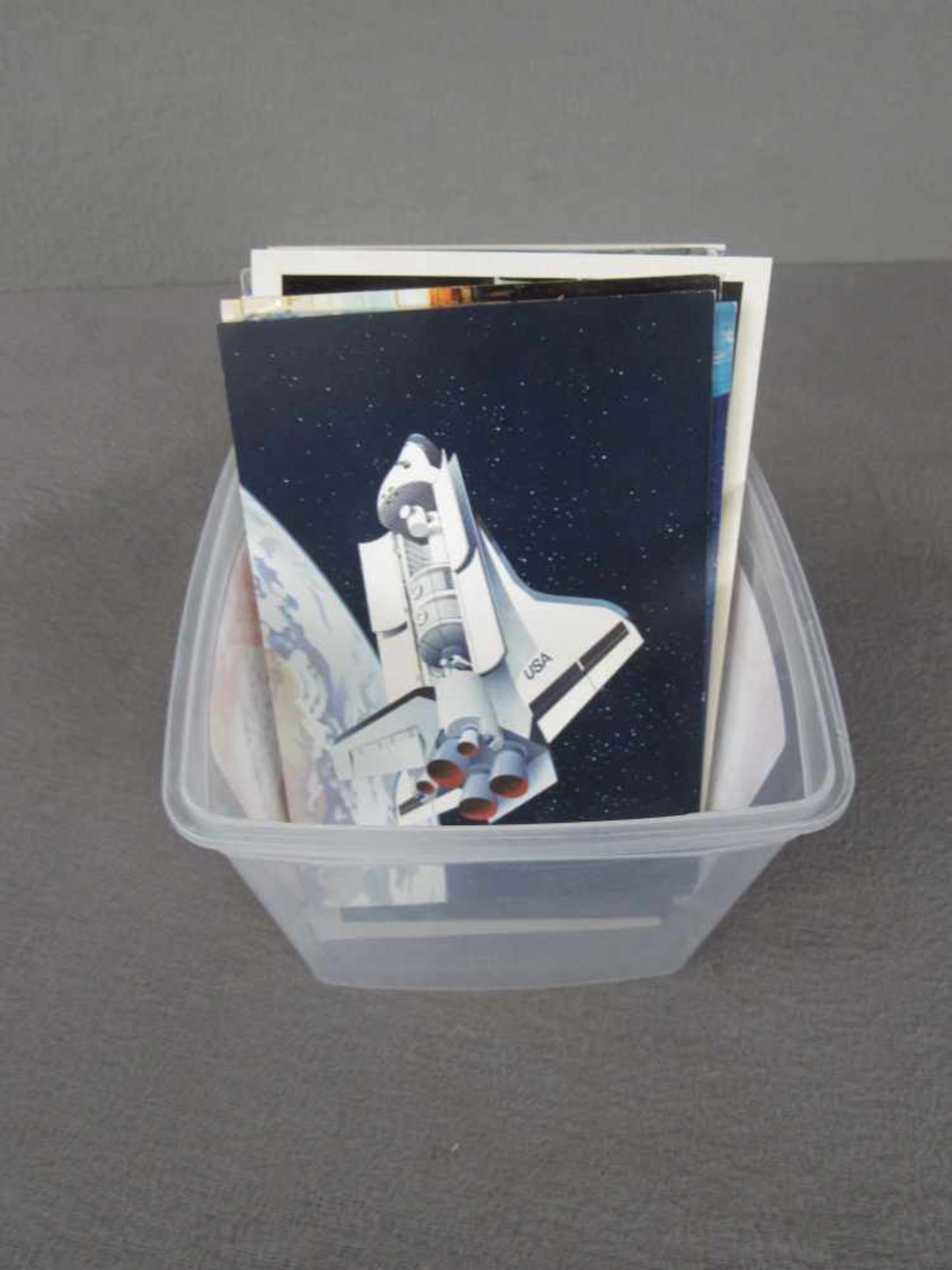 Kleine Box mit ca. 70 Postkarten mit Flugzeug und Raumfahrt Motiven