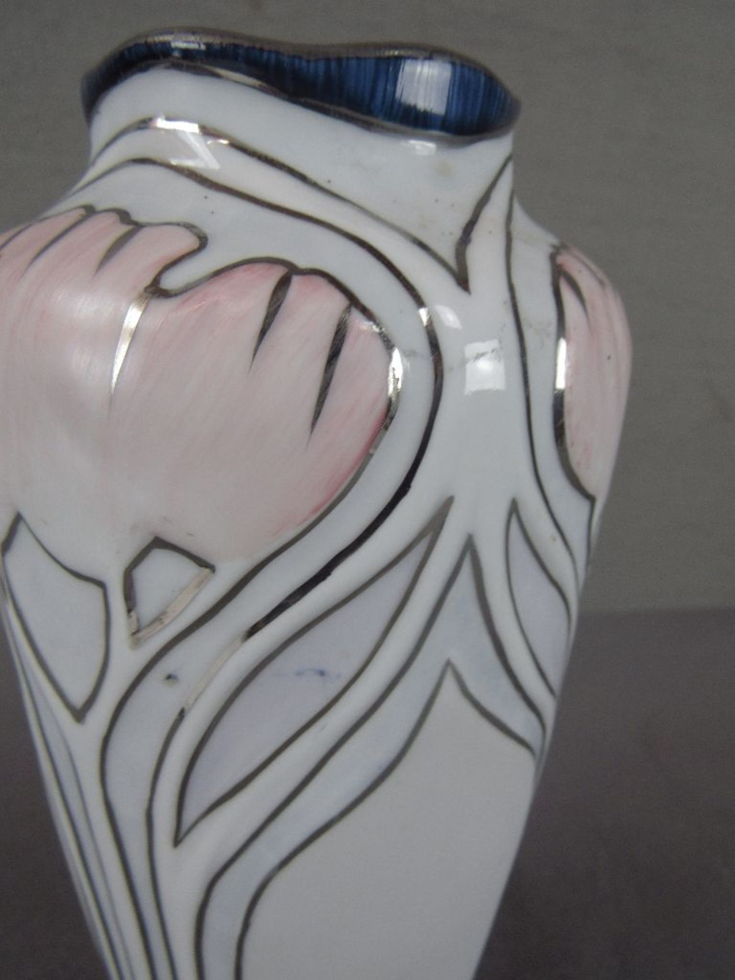 Schöne Vase in Jugendstilmanier handbemalt Höhe: 27,5cm - Image 3 of 4