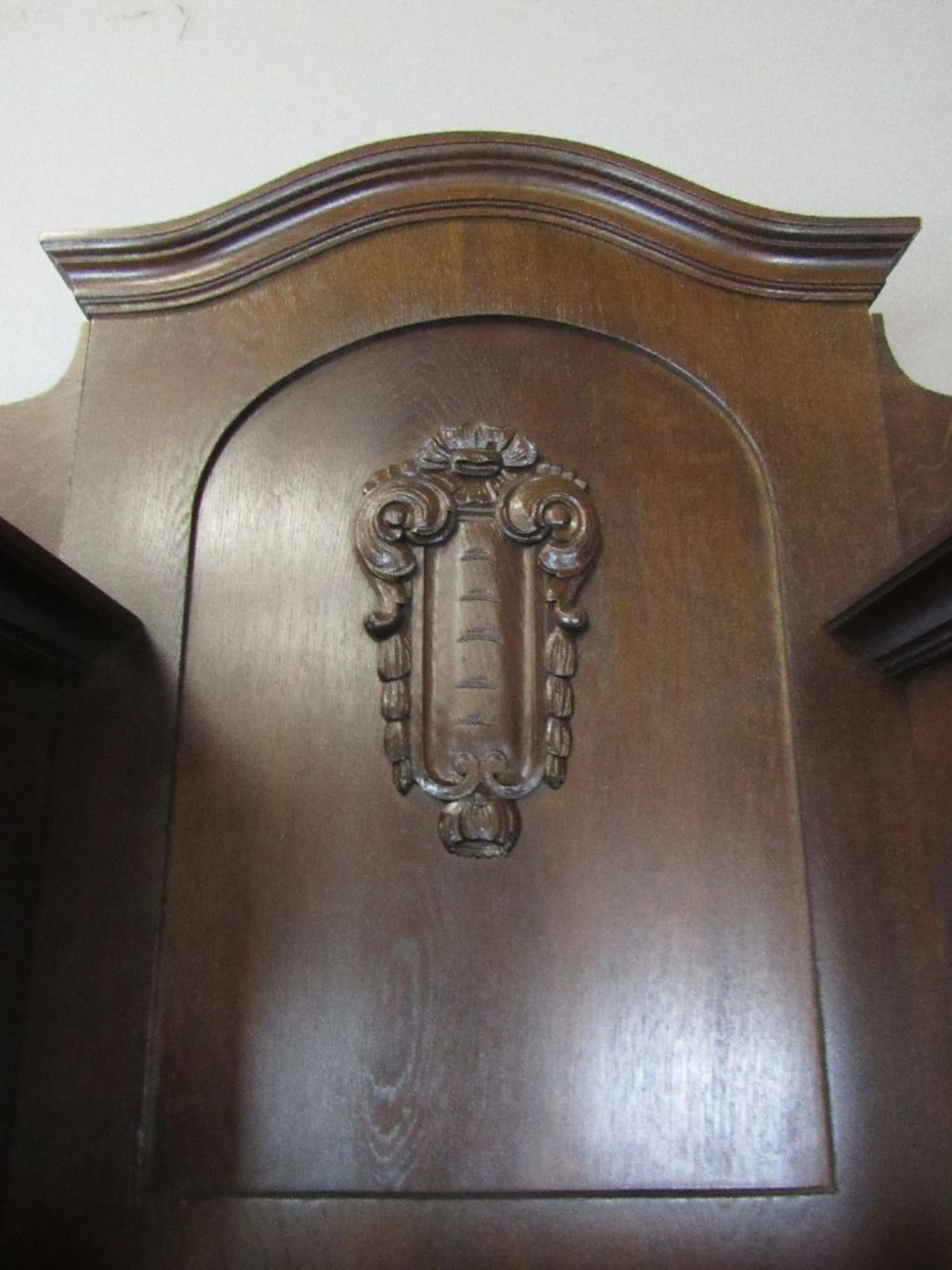 Schöner Jugendstil Aufsatzschrank mit Freifach sowie Facett Glaseinlagen aufgesetzte und geschnitzte - Image 5 of 10