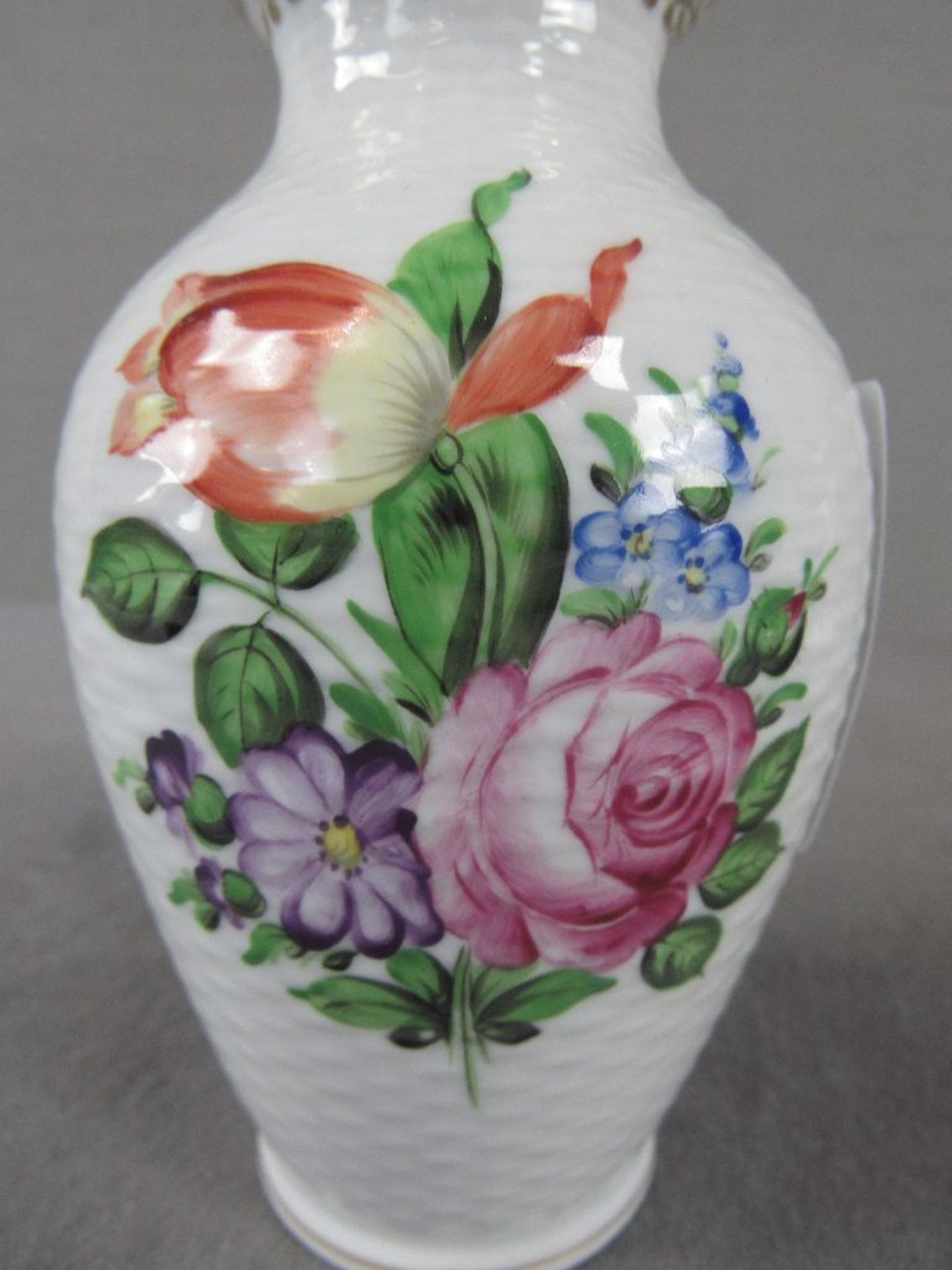 Porzellanvase Herend gerippt Blumenmotiv Höhe ca:14,5cm - Bild 3 aus 4