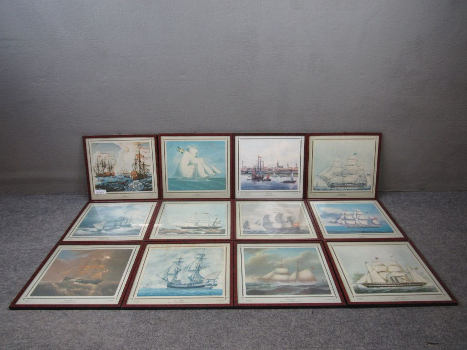 Konvolut von 12 gerahmten Grafiken hinter Glas in Holzleiste maritime Motive diverse Segelschiffe