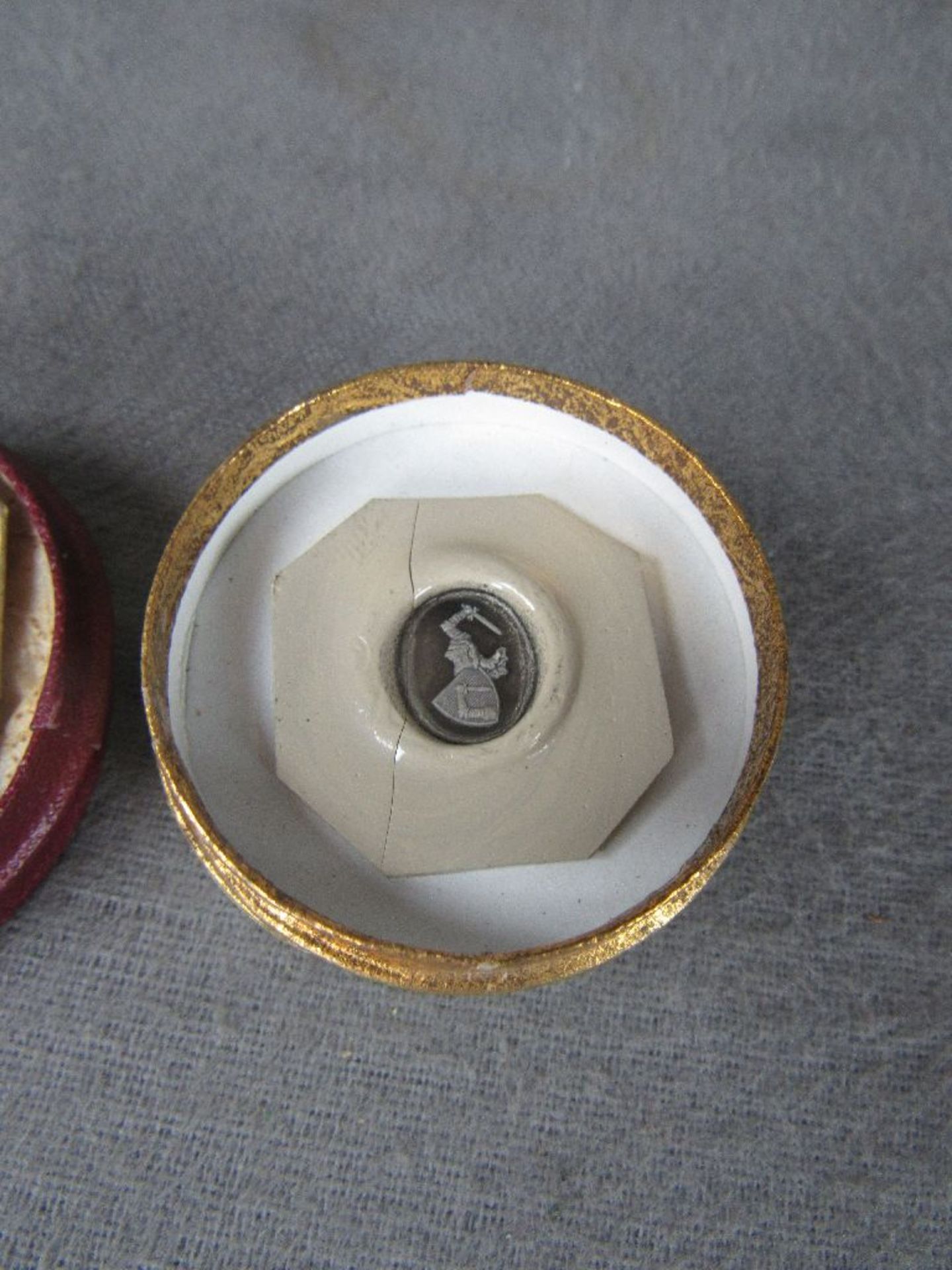 Zwei Miniaturen in Schatulle Darstellung schlagender Ritter Wappen Durchmesser Schatulle 4,5cm + - Bild 3 aus 4
