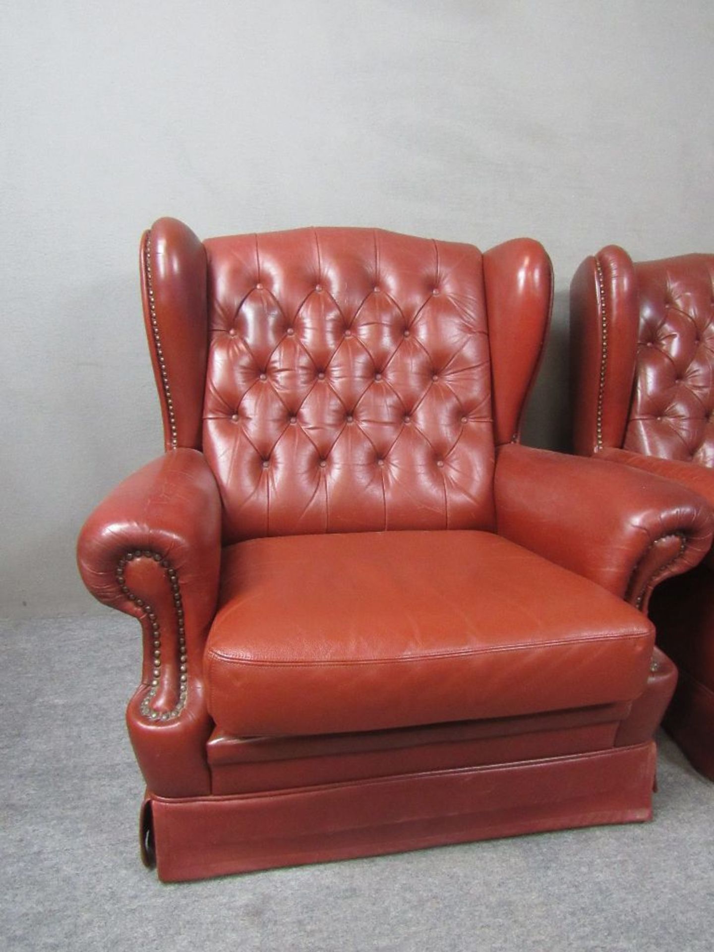 2 Chesterfield Sessel weinrotes Leder altersbedingte Patina - Bild 2 aus 9