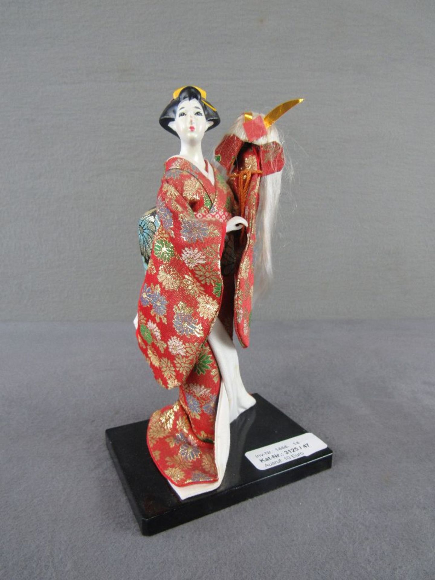 Japanische Frauenskulptur 23cm hoch auf Holzsockel