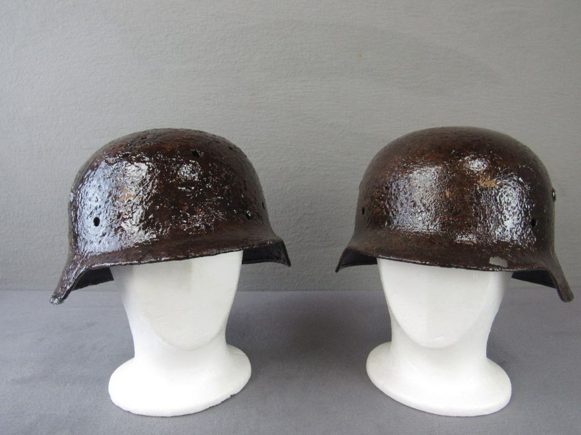 Zwei Stahlhelme M35 2.WK Bodenfunde konserviert Wappen teilweise erkennbar