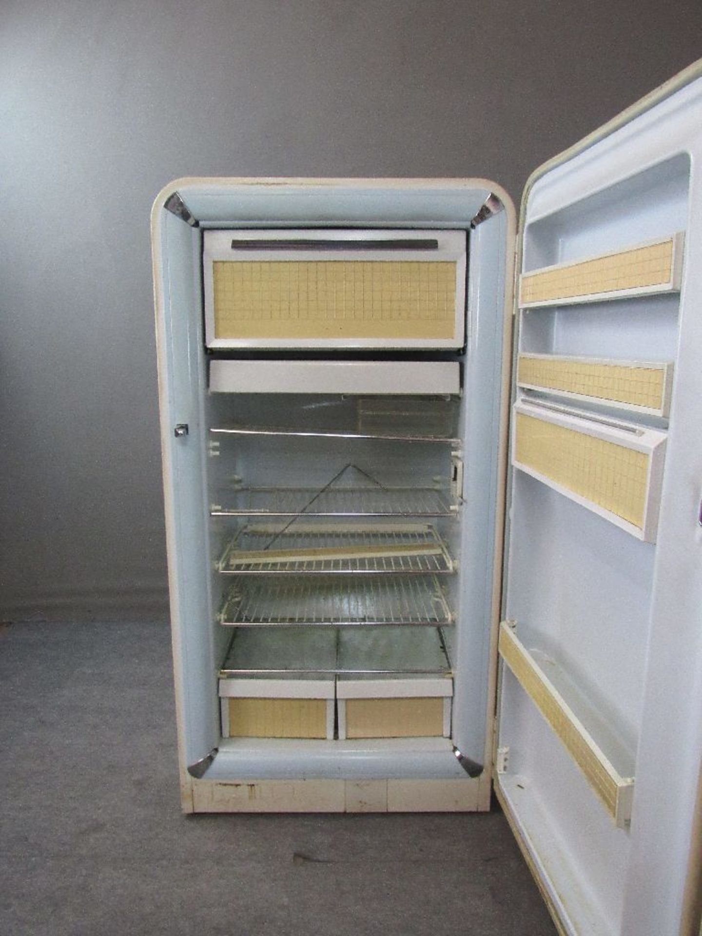 Antiker Kühlschrank funktionstüchtig Vintage 50er Jahre AEG gebauchte Front innen mit - Bild 2 aus 6