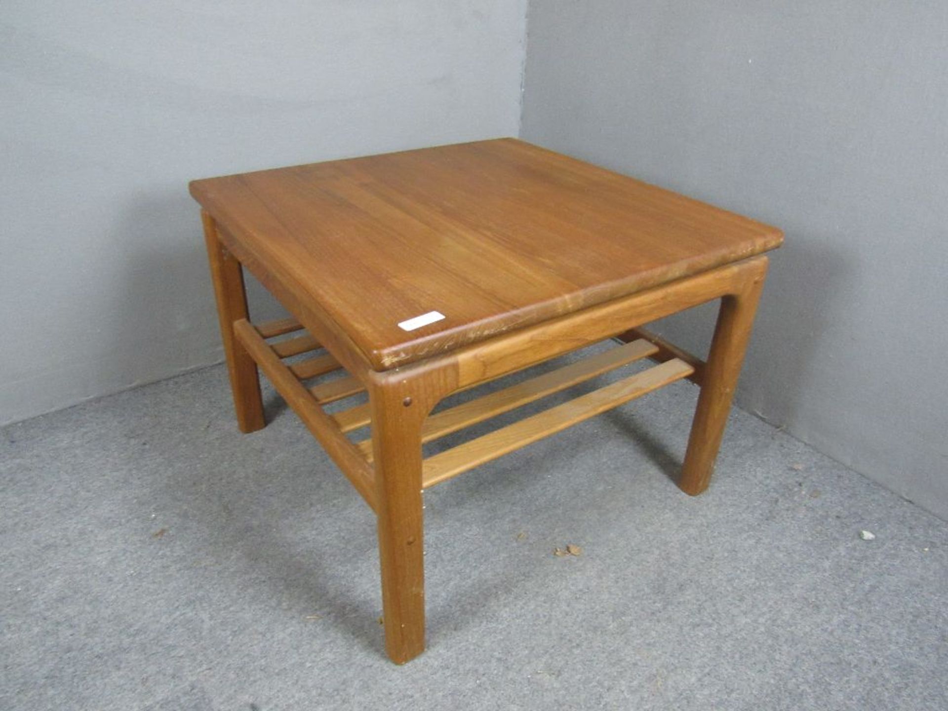 Dänisch Design 60er Jahre Coffeetable mit Ablage gemarkt ca.70x70x52cm