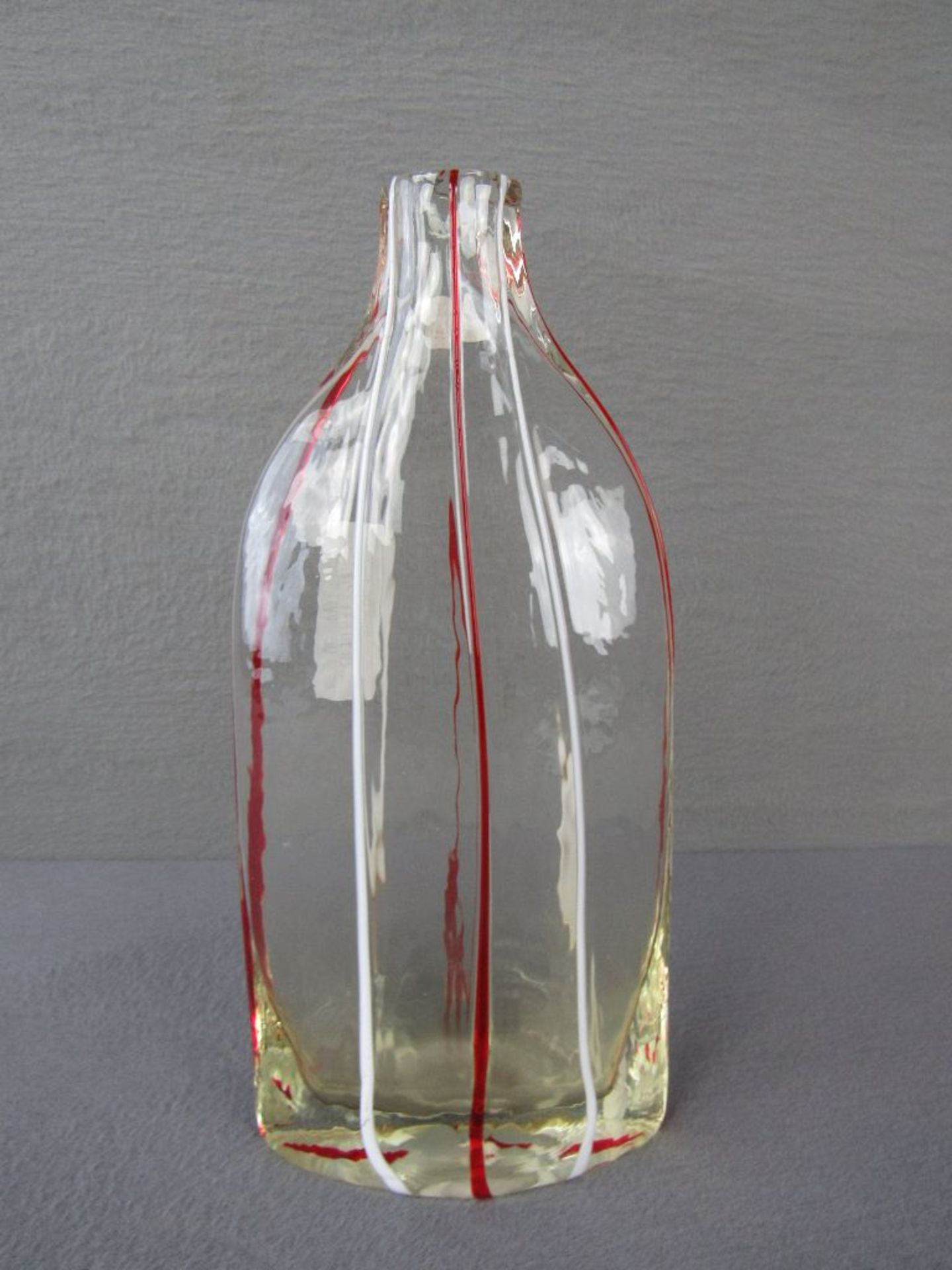 Designer Glasvase 60er Jahre wohl Murano rotweiße Farbfäden 35,5cm hoch