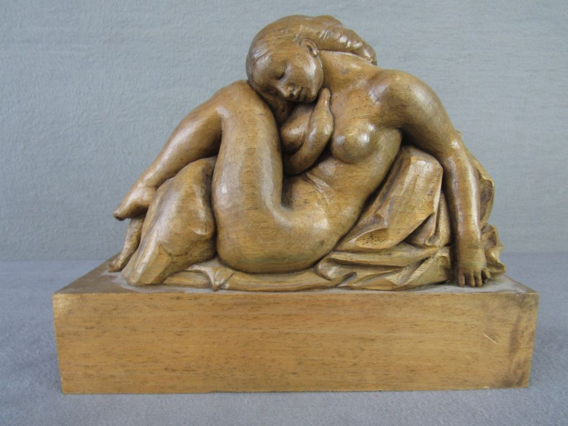 Skulptur Aktszene Dame mit Schwan im Liebesakt signiert Rösner Hartholz ca.26x20cm