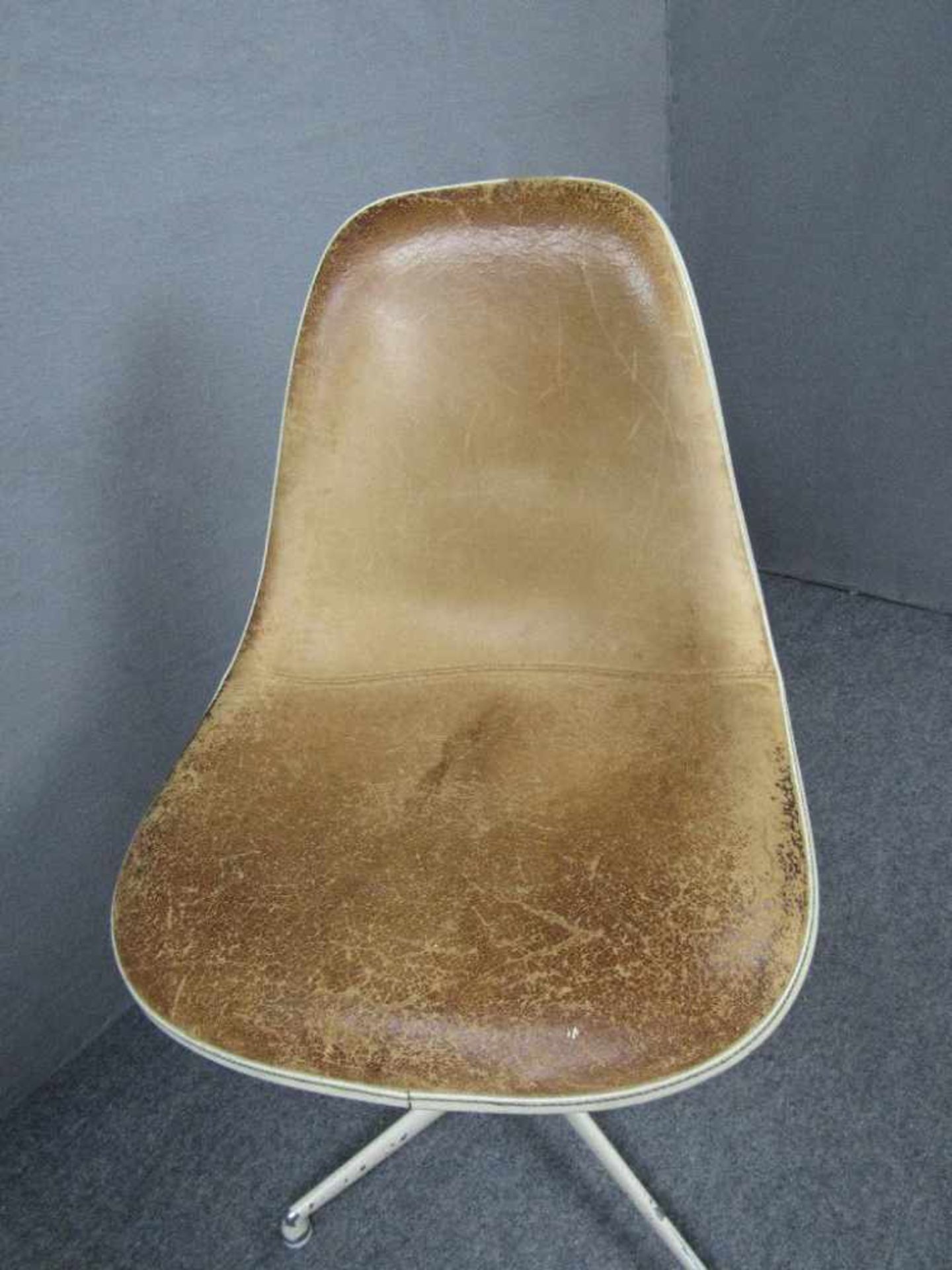 Vintage Stuhl Eams Fiberglas mit Lederbezug auf La Fonda Base Side Chair Charles & Ray Eames - Bild 2 aus 5