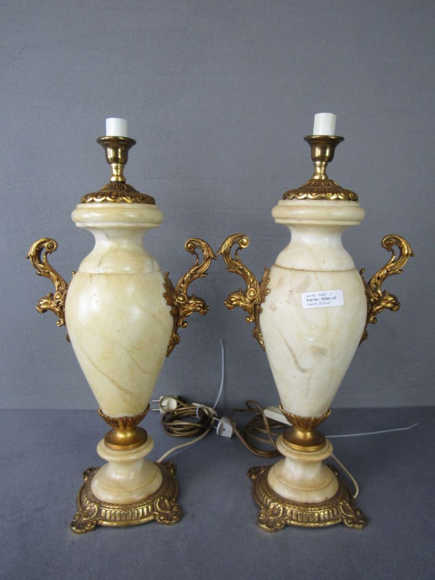 Zwei Tischlampen Alabaster und Metall Höhe: 55cm evtl Marmor