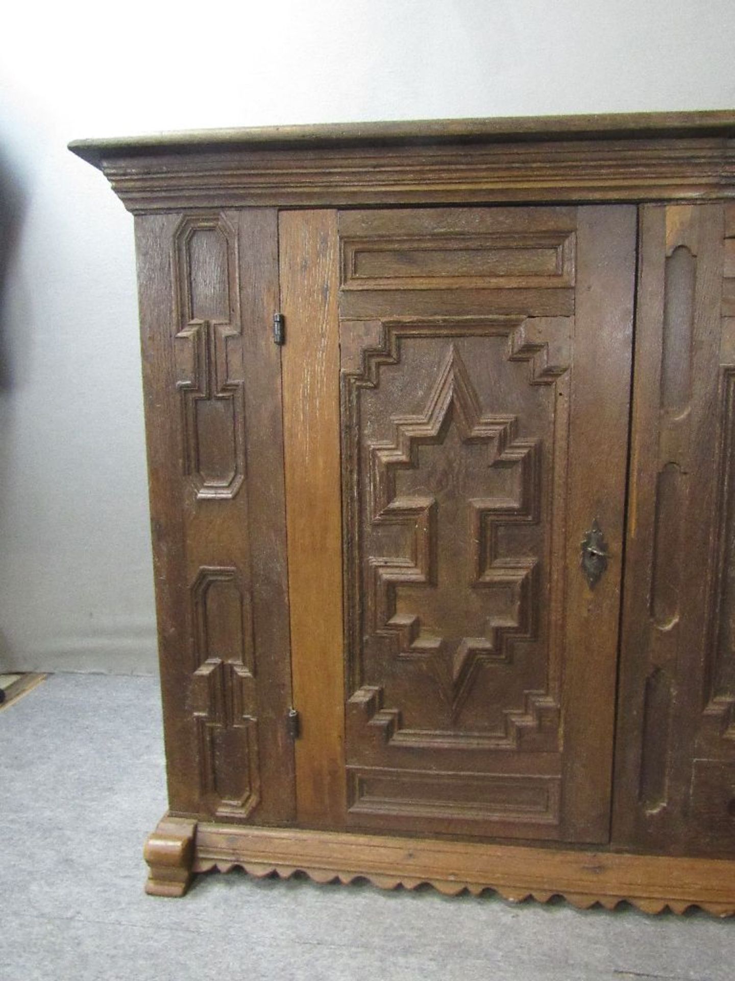 Halbschrank Eiche Französischer Barock um 1760 aufgesetzte Türen wohnfertig in den 60er Jahren - Bild 2 aus 8