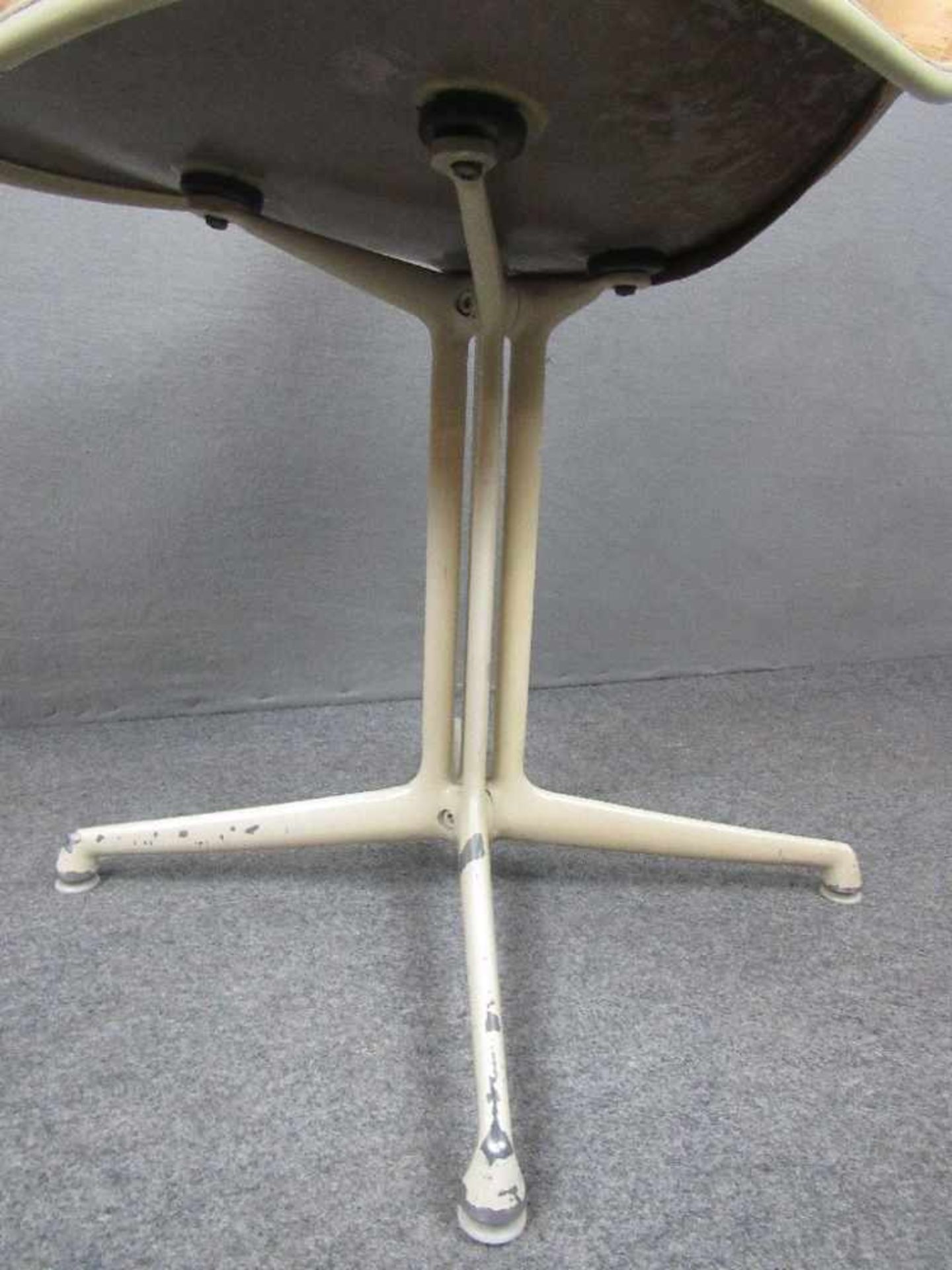 Vintage Stuhl Eams Fiberglas mit Lederbezug auf La Fonda Base Side Chair Charles & Ray Eames - Bild 3 aus 5