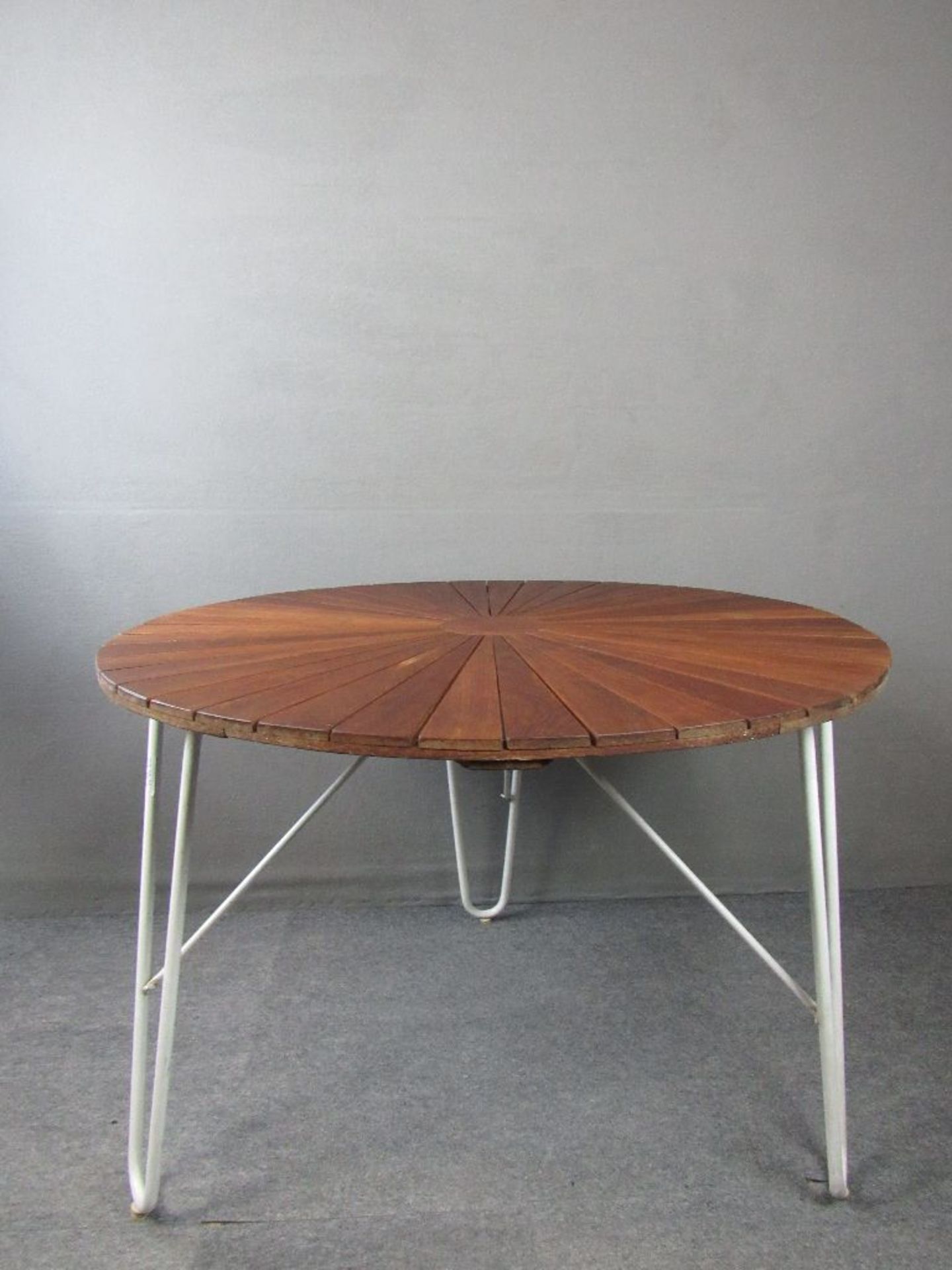 Danish Design Tisch Teakplatte auf drei Schlaufenbeinen diese abnehmbar Modell Madalay Made in