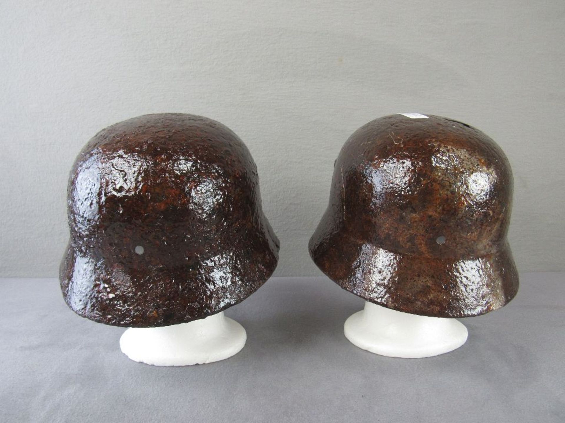 Zwei Stahlhelme M35 2.WK Bodenfunde konserviert Wappen teilweise erkennbar - Bild 5 aus 5