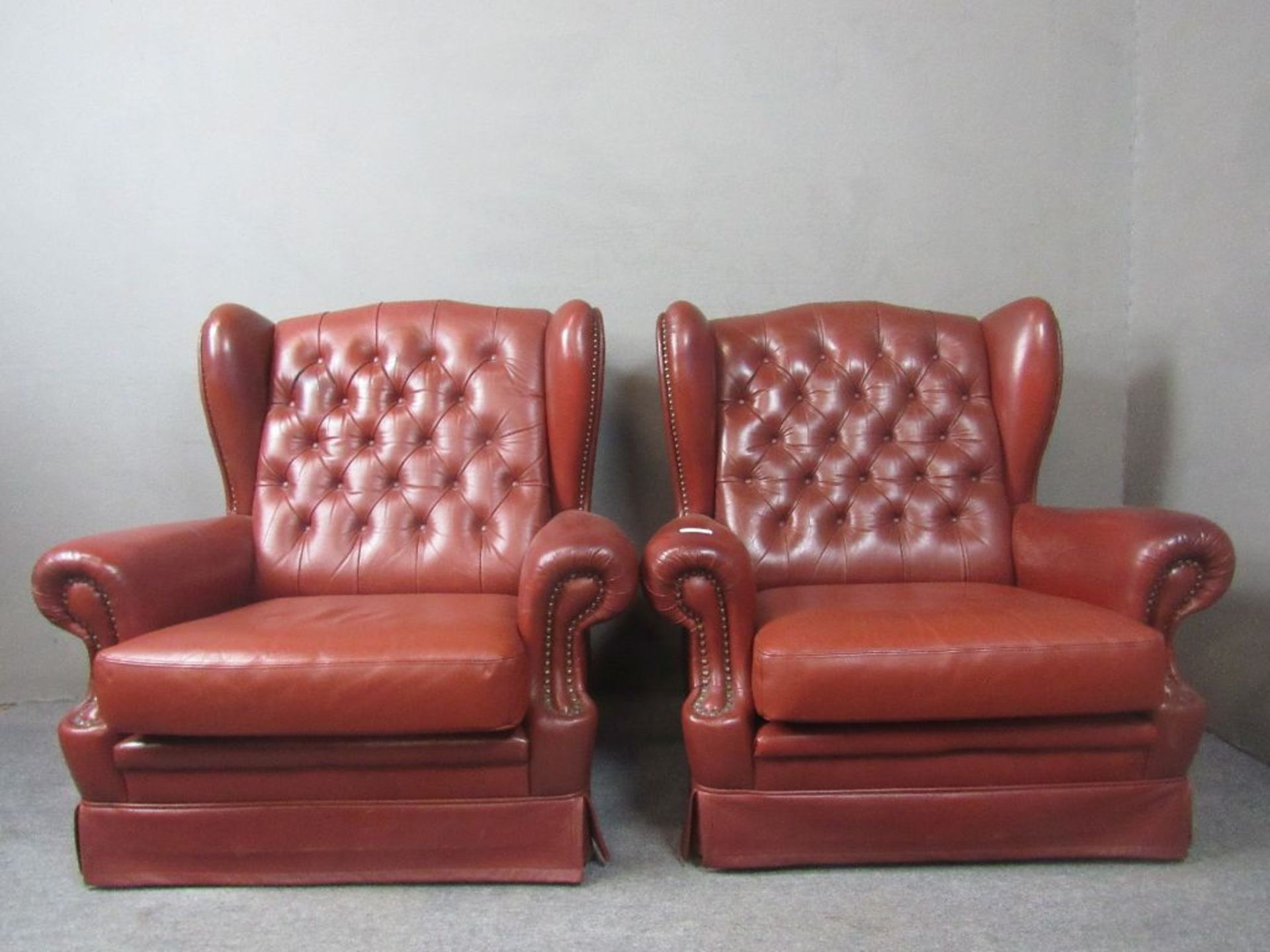 2 Chesterfield Sessel weinrotes Leder altersbedingte Patina