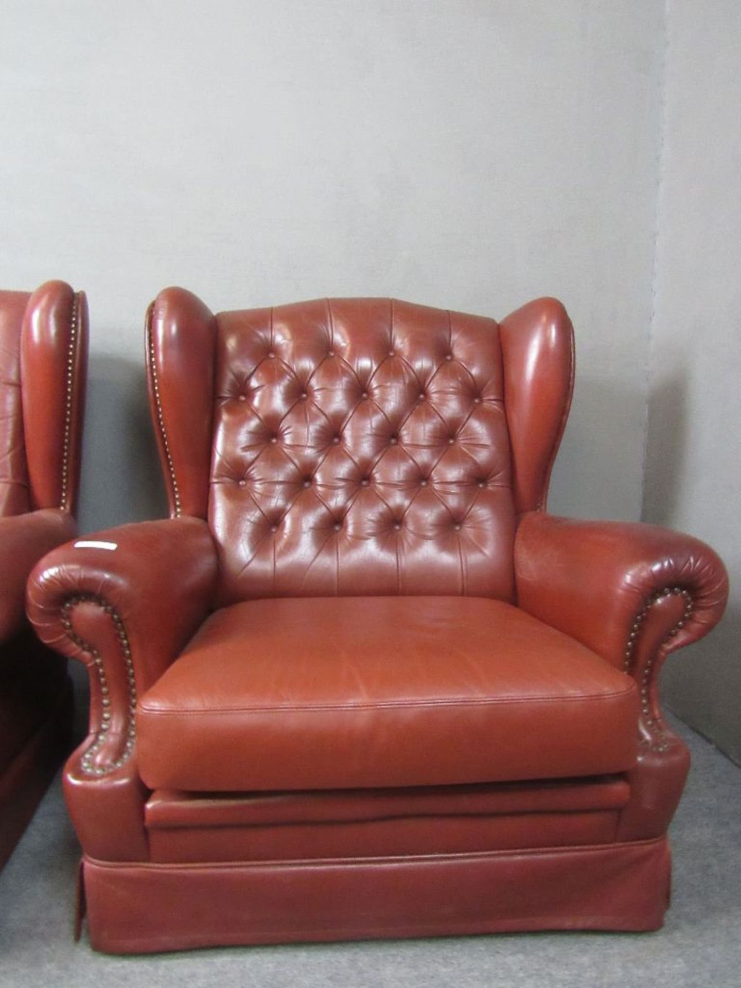 2 Chesterfield Sessel weinrotes Leder altersbedingte Patina - Image 3 of 9