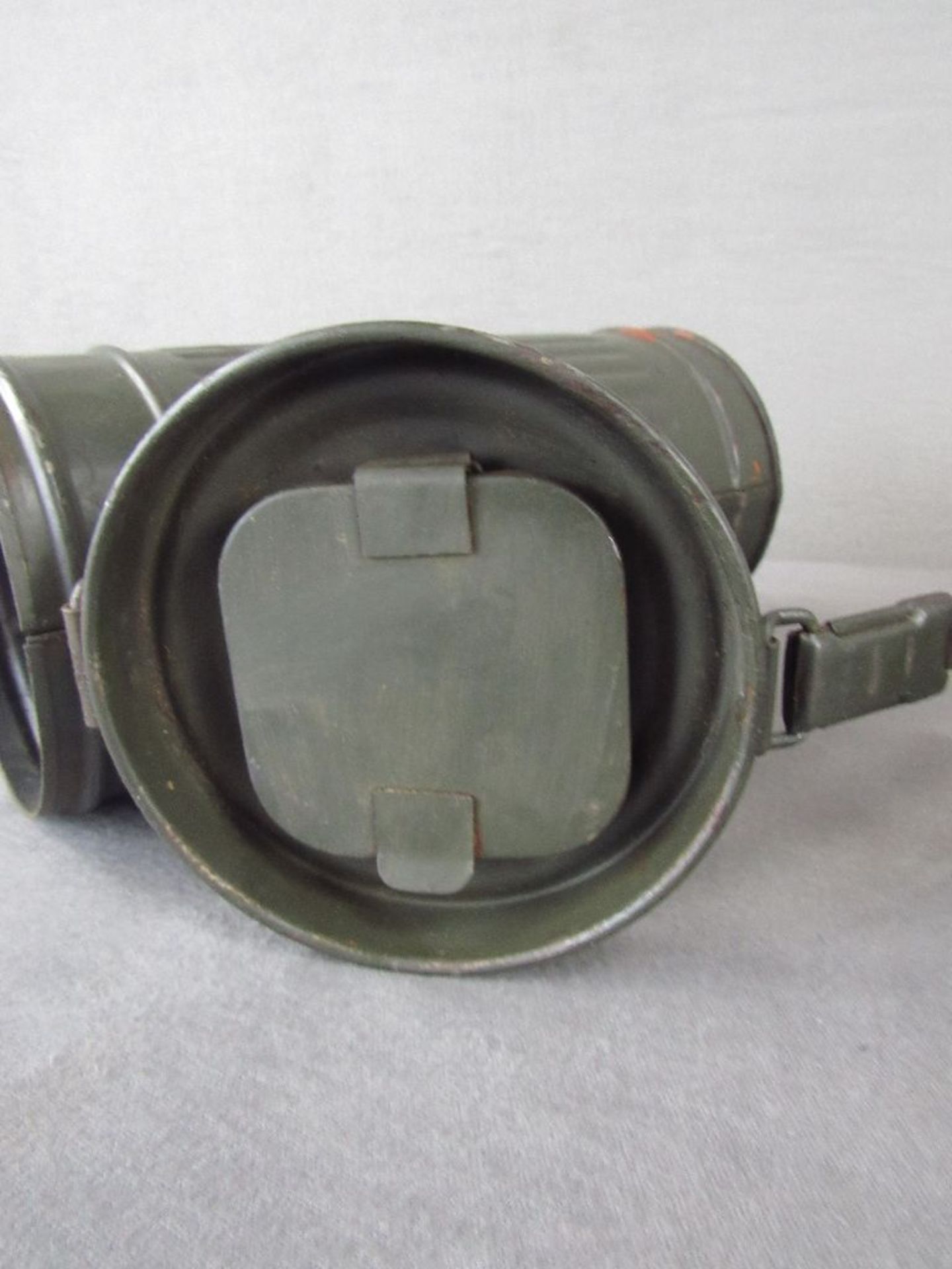 zwei Gasmaskendosen 1x Wehrmacht 1x früher selten - Image 3 of 6