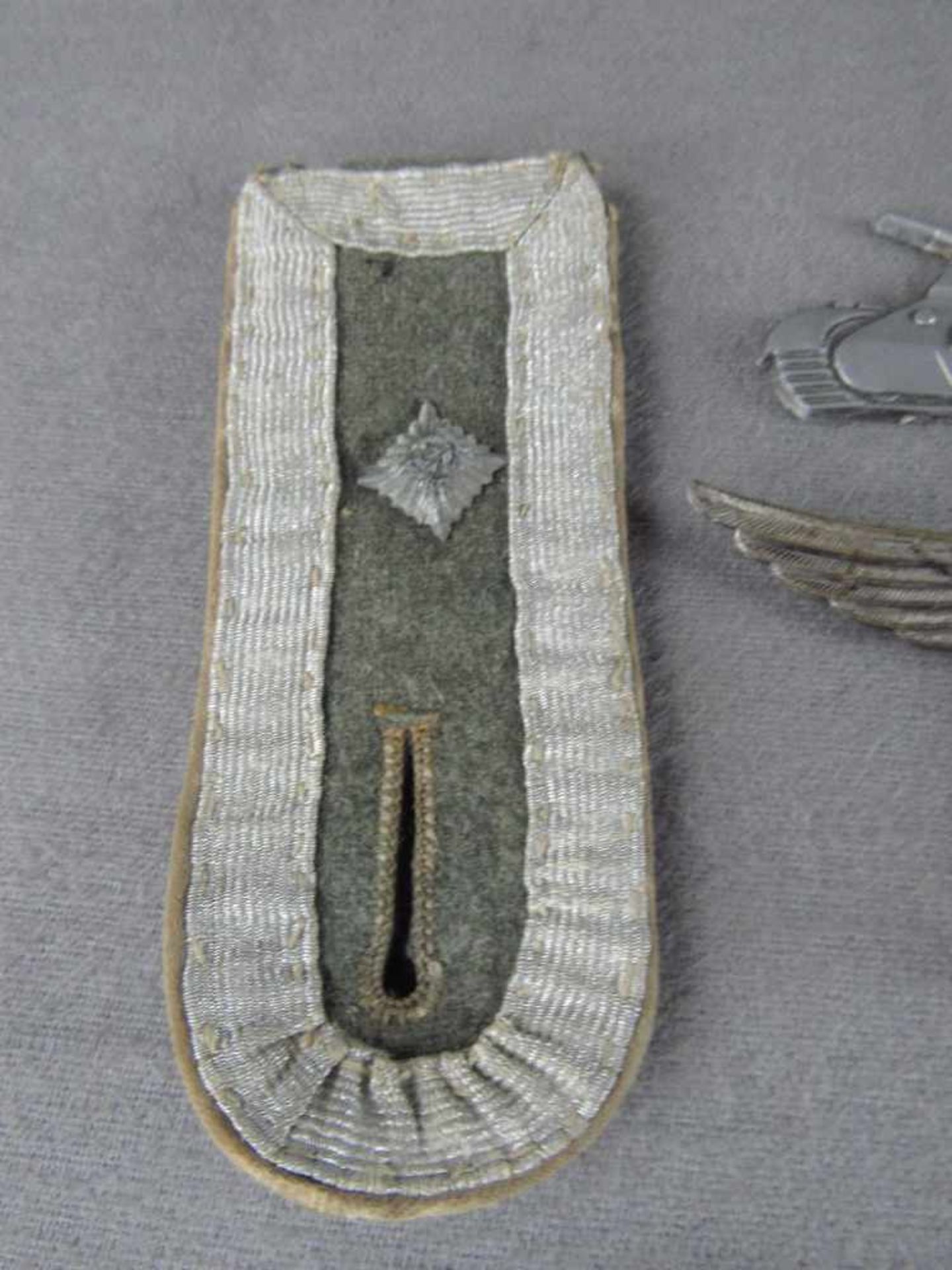 Konvolut original 2.WK Band Ostmedaille und ENR Schulterklappe Adler Kleinabzeichen - Image 3 of 5